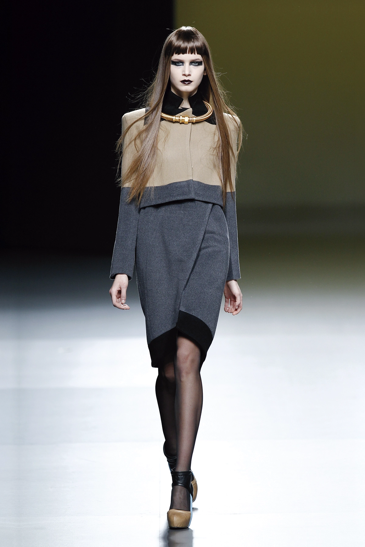 Look 05 de la colección “Stance”, colección otoño invierno 2011-12 de la diseñadora de moda Ana Locking en la Mercedes Benz Fashion Week de Madrid.