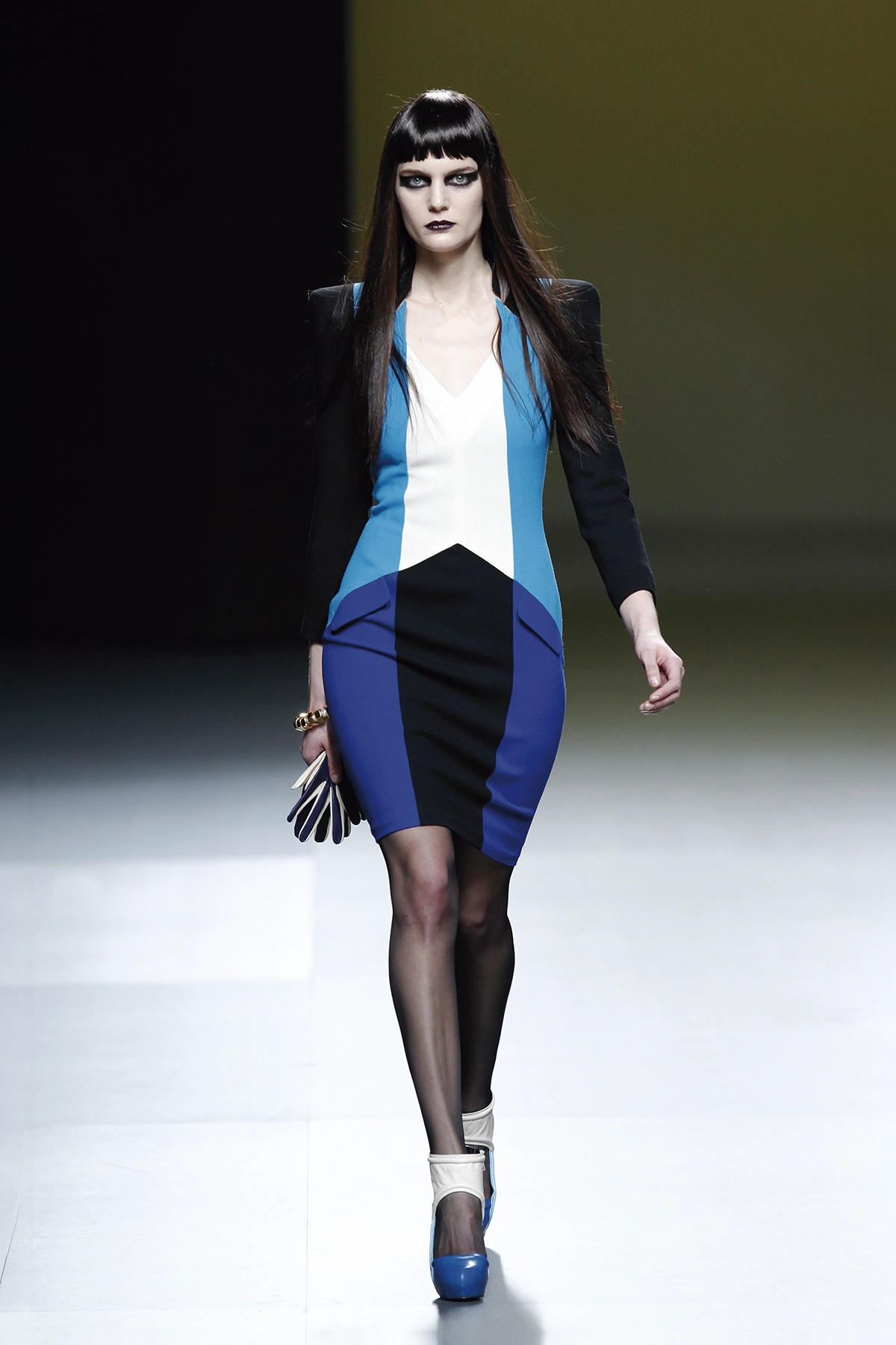 Look 06 de la colección “Stance”, colección otoño invierno 2011-12 de la diseñadora de moda Ana Locking en la Mercedes Benz Fashion Week de Madrid.