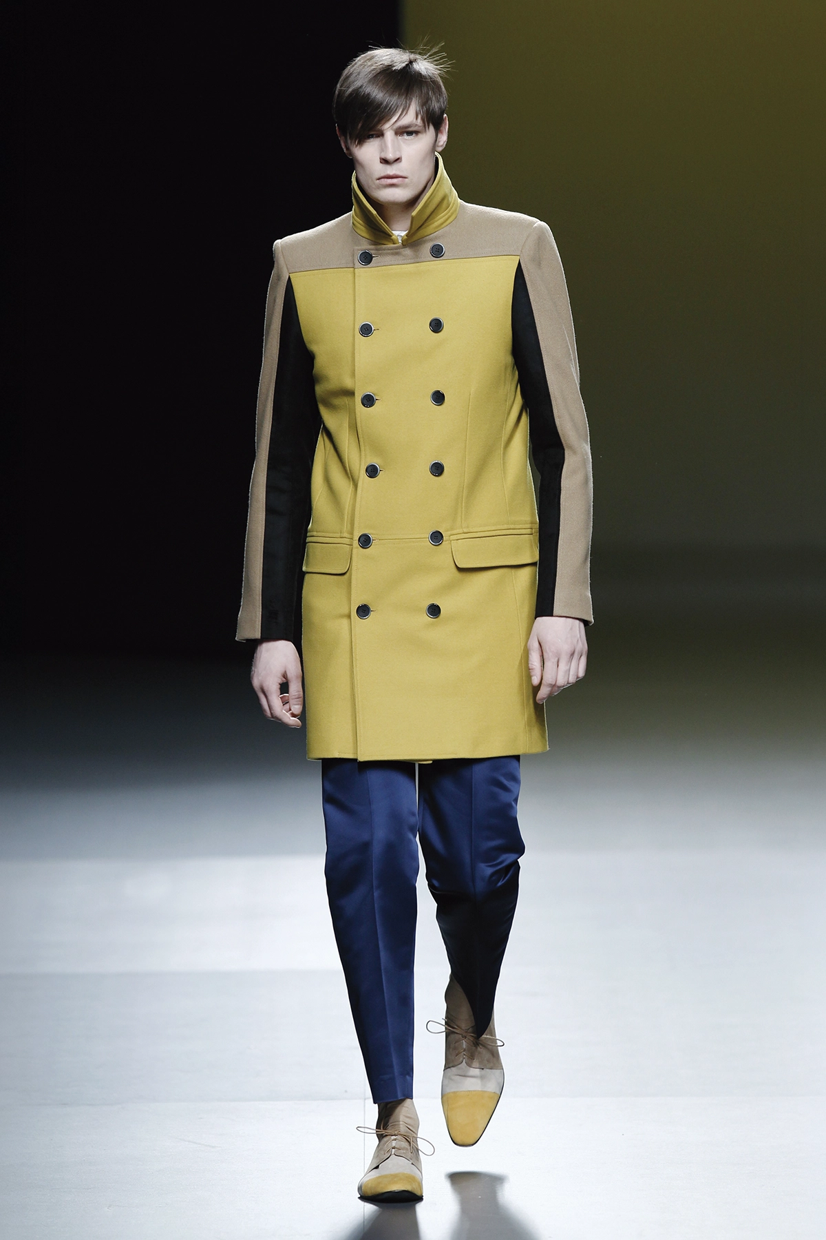 Look 07 de la colección “Stance”, colección otoño invierno 2011-12 de la diseñadora de moda Ana Locking en la Mercedes Benz Fashion Week de Madrid.