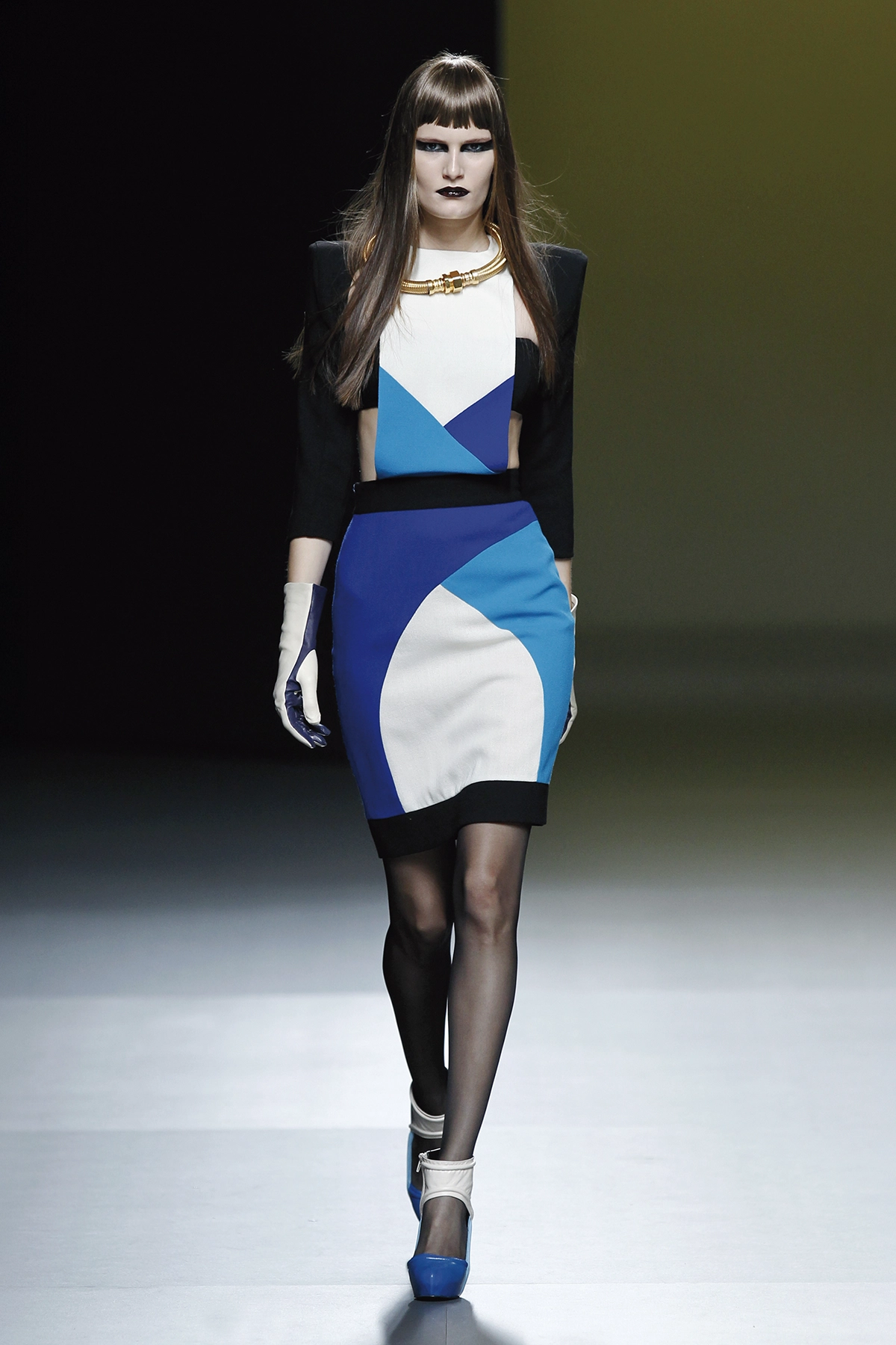 Look 08 de la colección “Stance”, colección otoño invierno 2011-12 de la diseñadora de moda Ana Locking en la Mercedes Benz Fashion Week de Madrid.