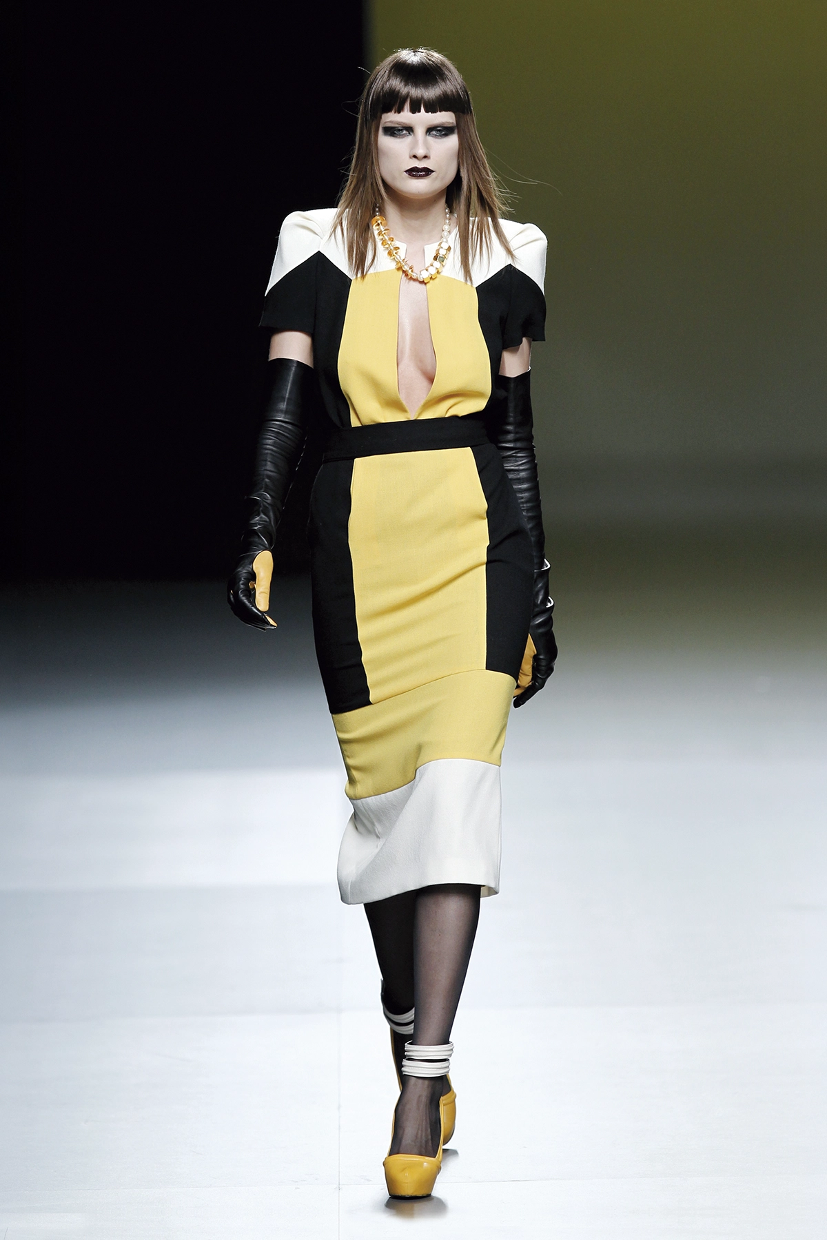 Look 09 de la colección “Stance”, colección otoño invierno 2011-12 de la diseñadora de moda Ana Locking en la Mercedes Benz Fashion Week de Madrid.