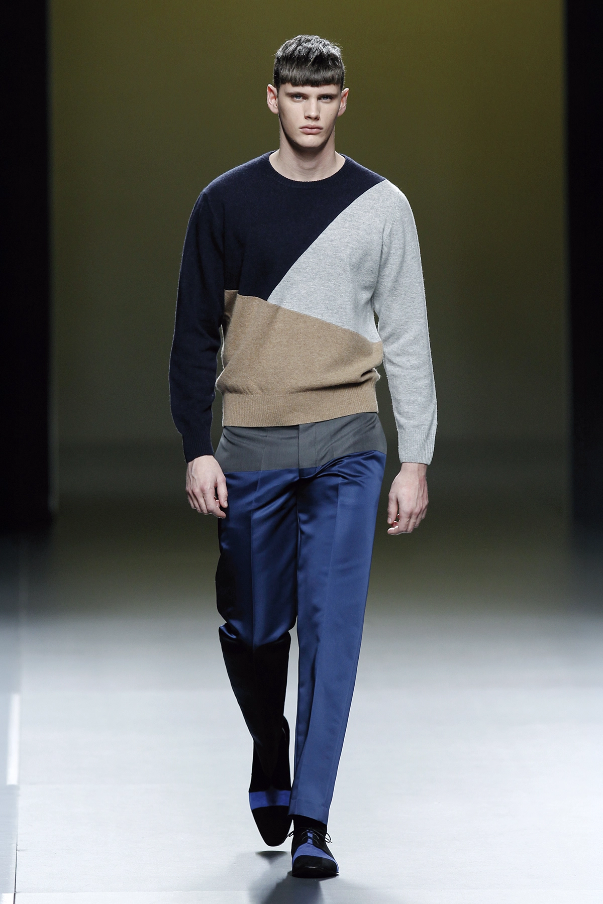 Look 11 de la colección “Stance”, colección otoño invierno 2011-12 de la diseñadora de moda Ana Locking en la Mercedes Benz Fashion Week de Madrid.