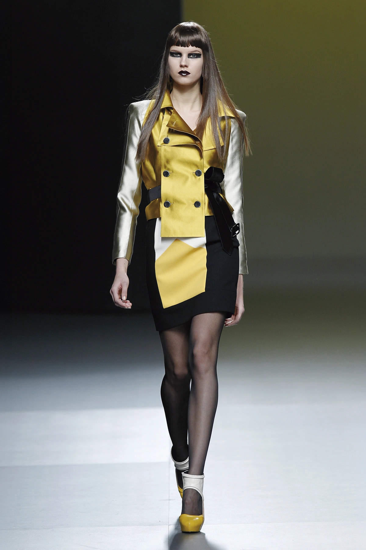 Look 12 de la colección “Stance”, colección otoño invierno 2011-12 de la diseñadora de moda Ana Locking en la Mercedes Benz Fashion Week de Madrid.