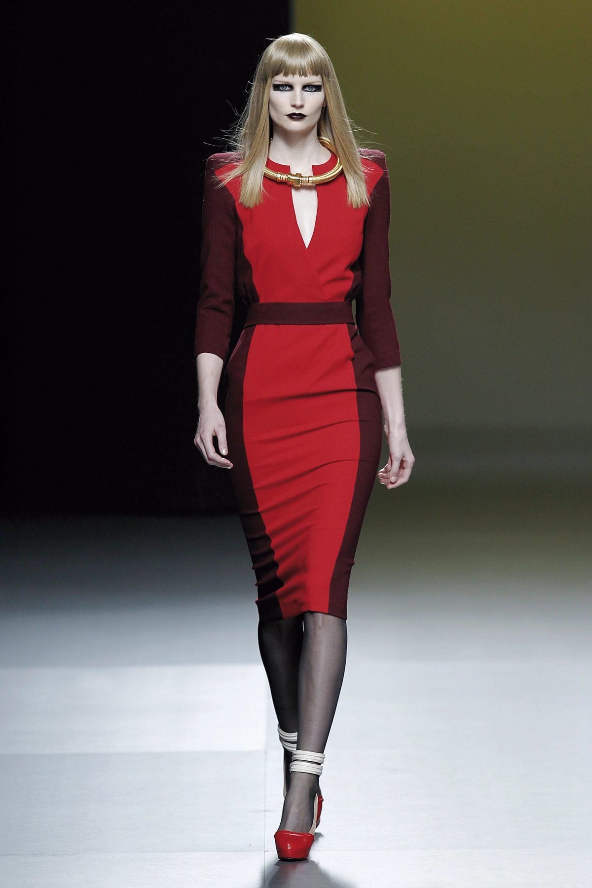 Look 13 de la colección “Stance”, colección otoño invierno 2011-12 de la diseñadora de moda Ana Locking en la Mercedes Benz Fashion Week de Madrid.