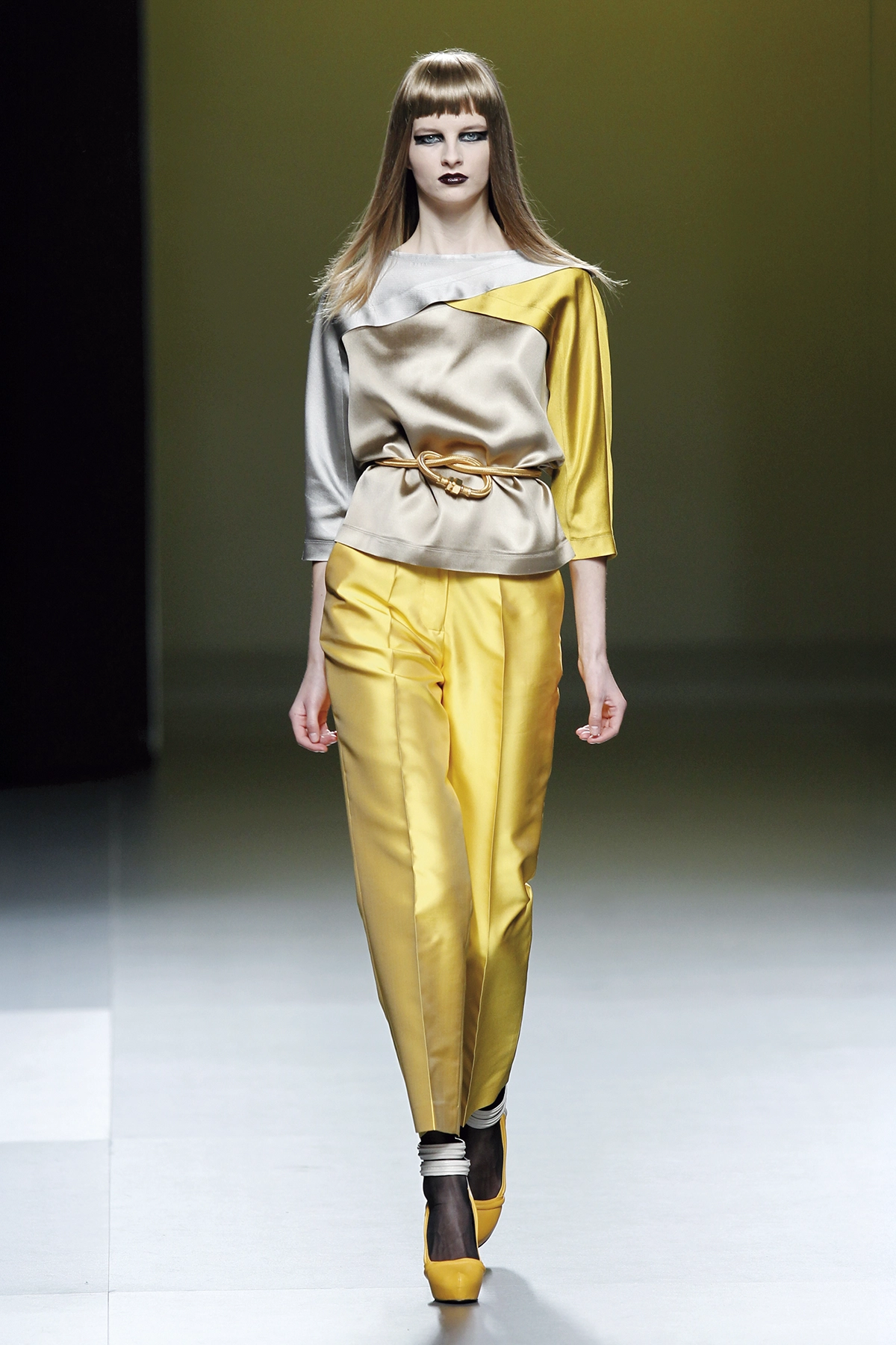 Look 14 de la colección “Stance”, colección otoño invierno 2011-12 de la diseñadora de moda Ana Locking en la Mercedes Benz Fashion Week de Madrid.