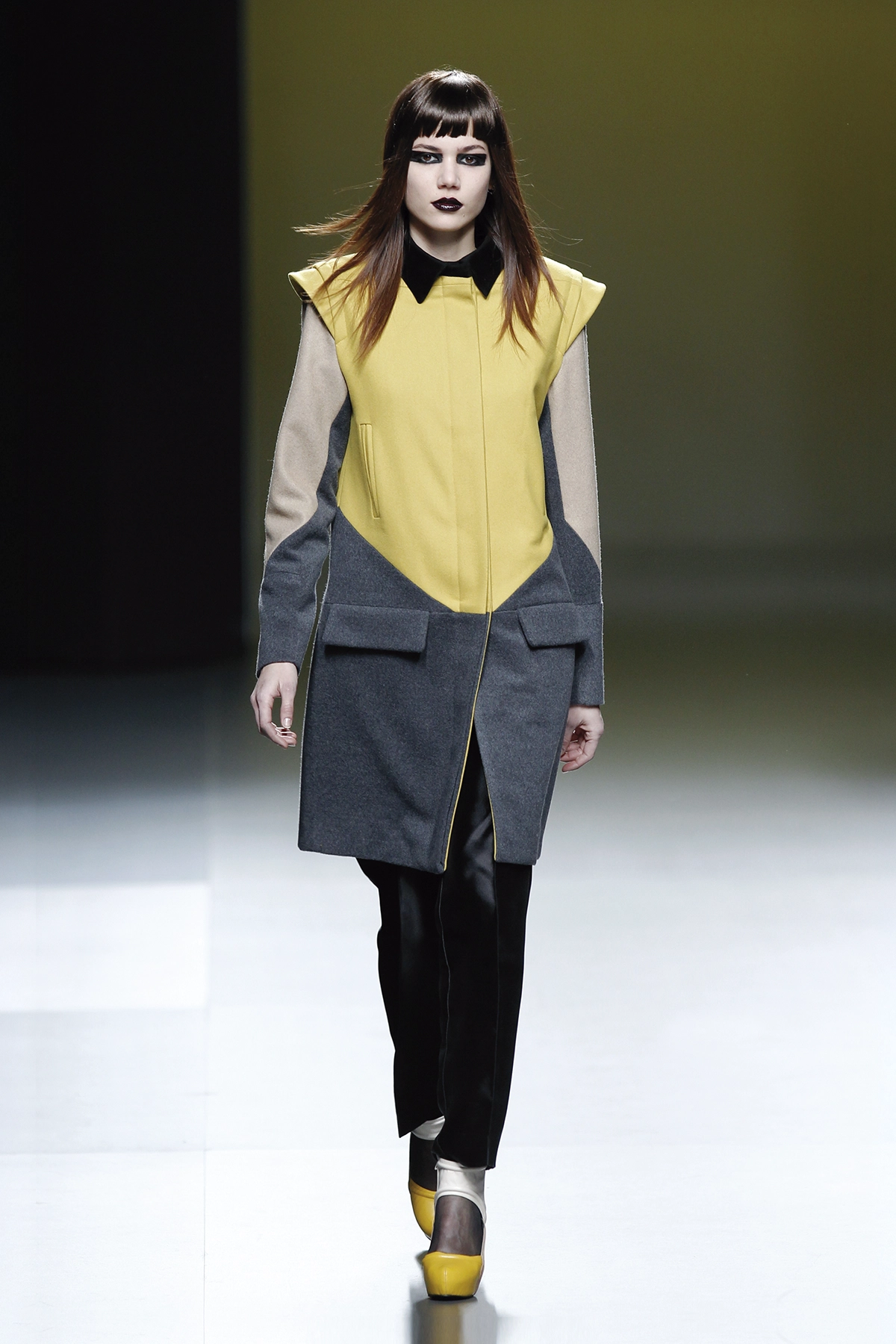 Look 16 de la colección “Stance”, colección otoño invierno 2011-12 de la diseñadora de moda Ana Locking en la Mercedes Benz Fashion Week de Madrid.