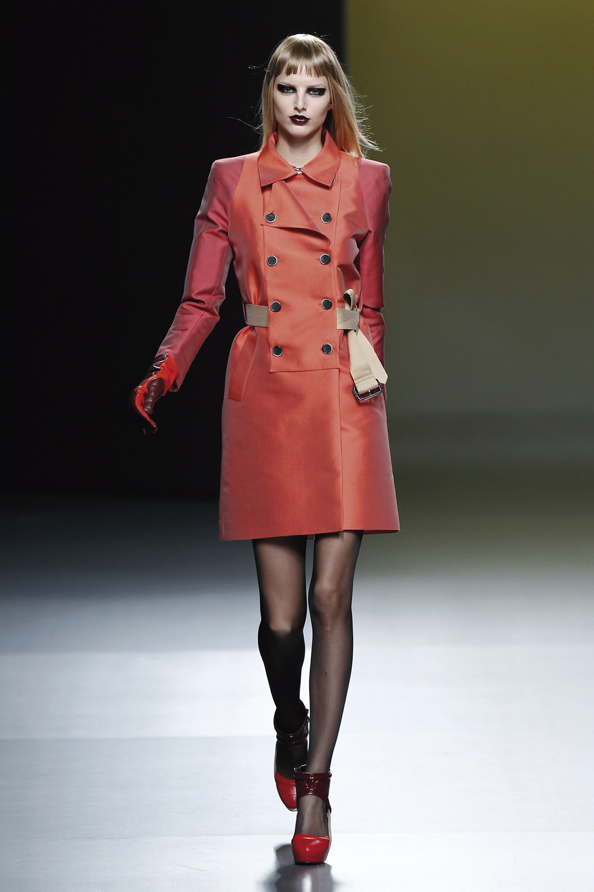 Look 17 de la colección “Stance”, colección otoño invierno 2011-12 de la diseñadora de moda Ana Locking en la Mercedes Benz Fashion Week de Madrid.