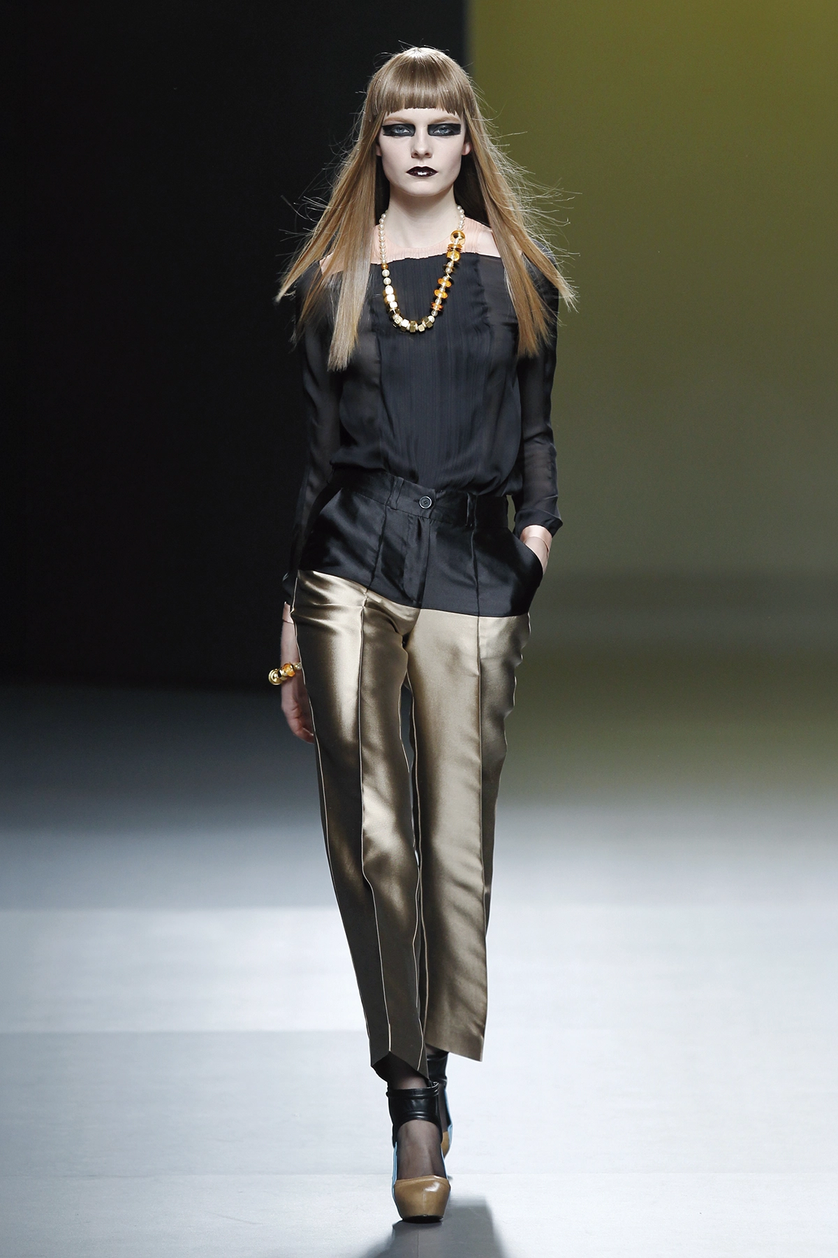 Look 21 de la colección “Stance”, colección otoño invierno 2011-12 de la diseñadora de moda Ana Locking en la Mercedes Benz Fashion Week de Madrid.