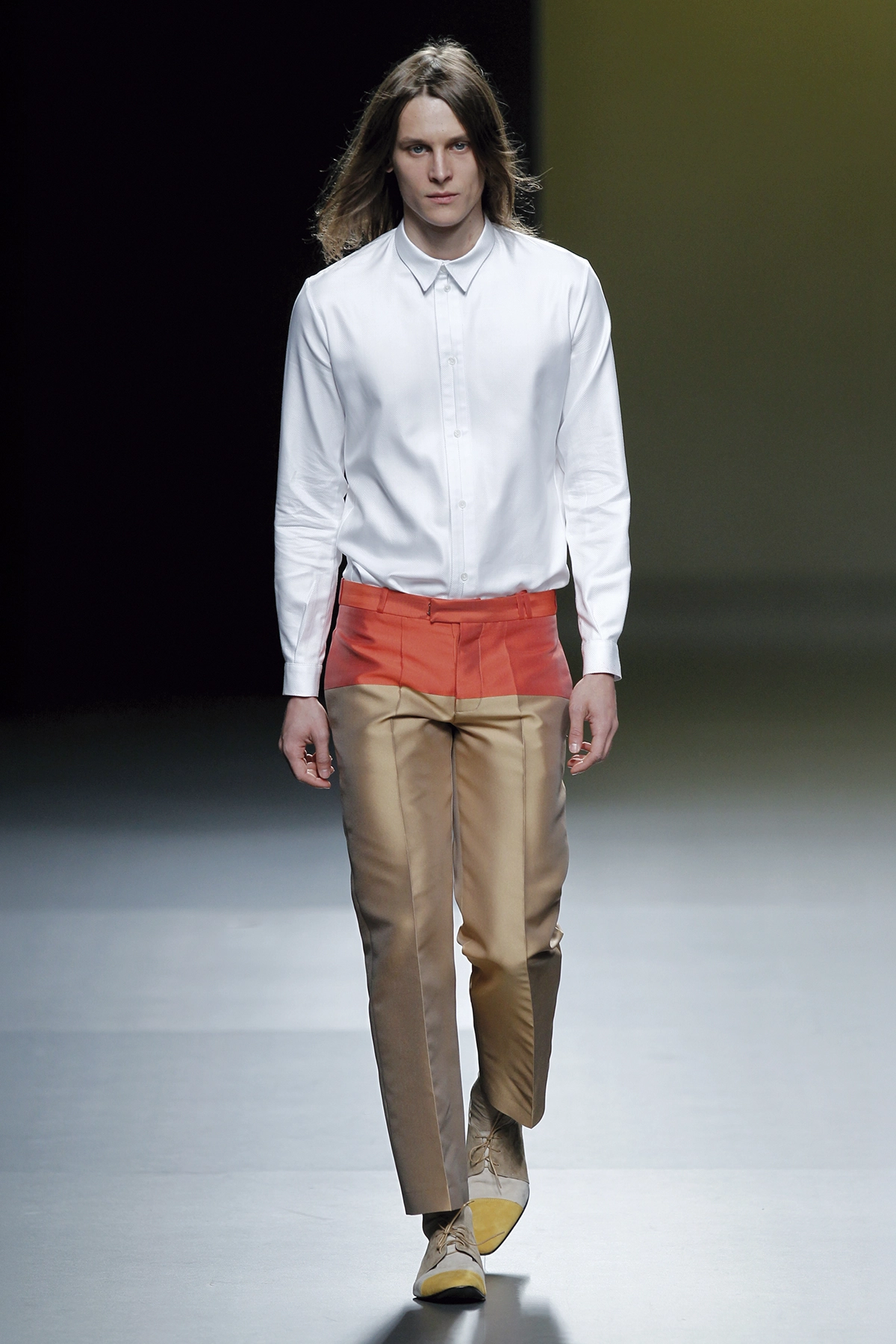 Look 23 de la colección “Stance”, colección otoño invierno 2011-12 de la diseñadora de moda Ana Locking en la Mercedes Benz Fashion Week de Madrid.