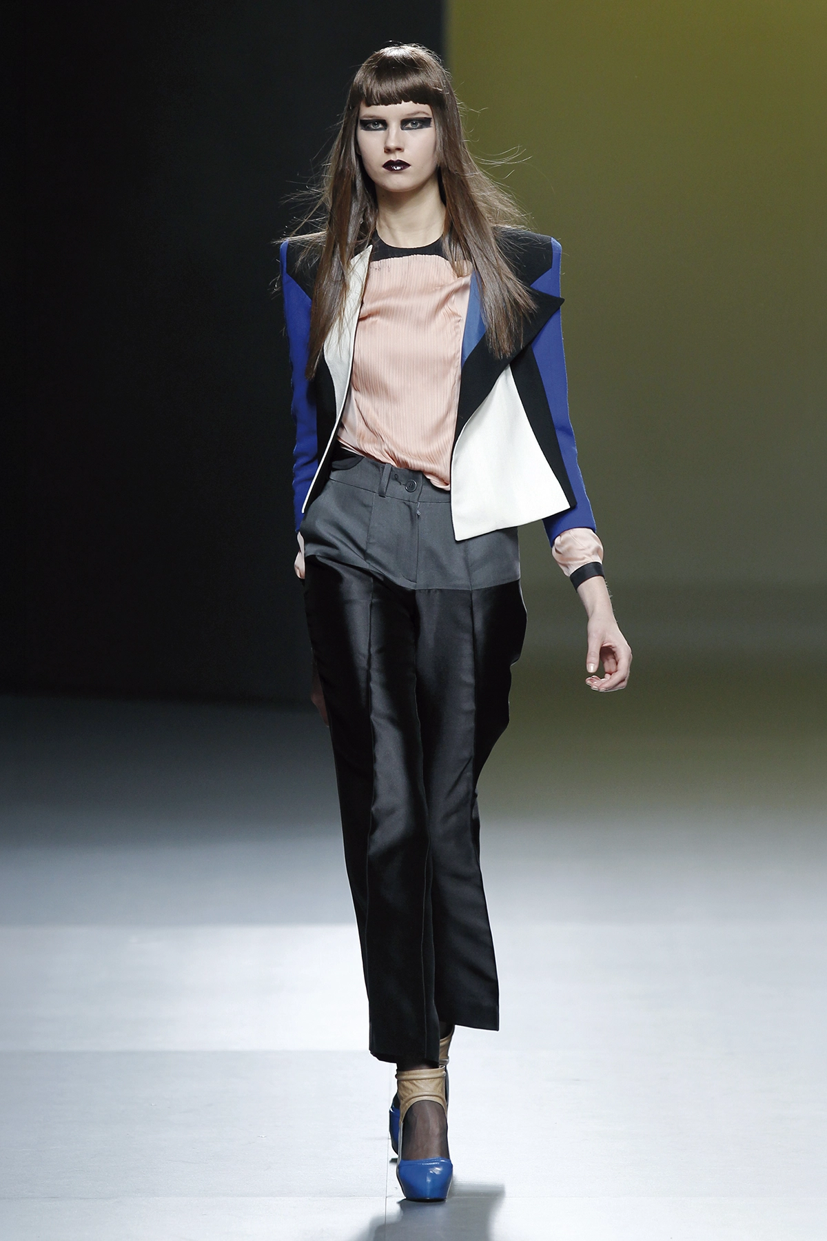 Look 24 de la colección “Stance”, colección otoño invierno 2011-12 de la diseñadora de moda Ana Locking en la Mercedes Benz Fashion Week de Madrid.