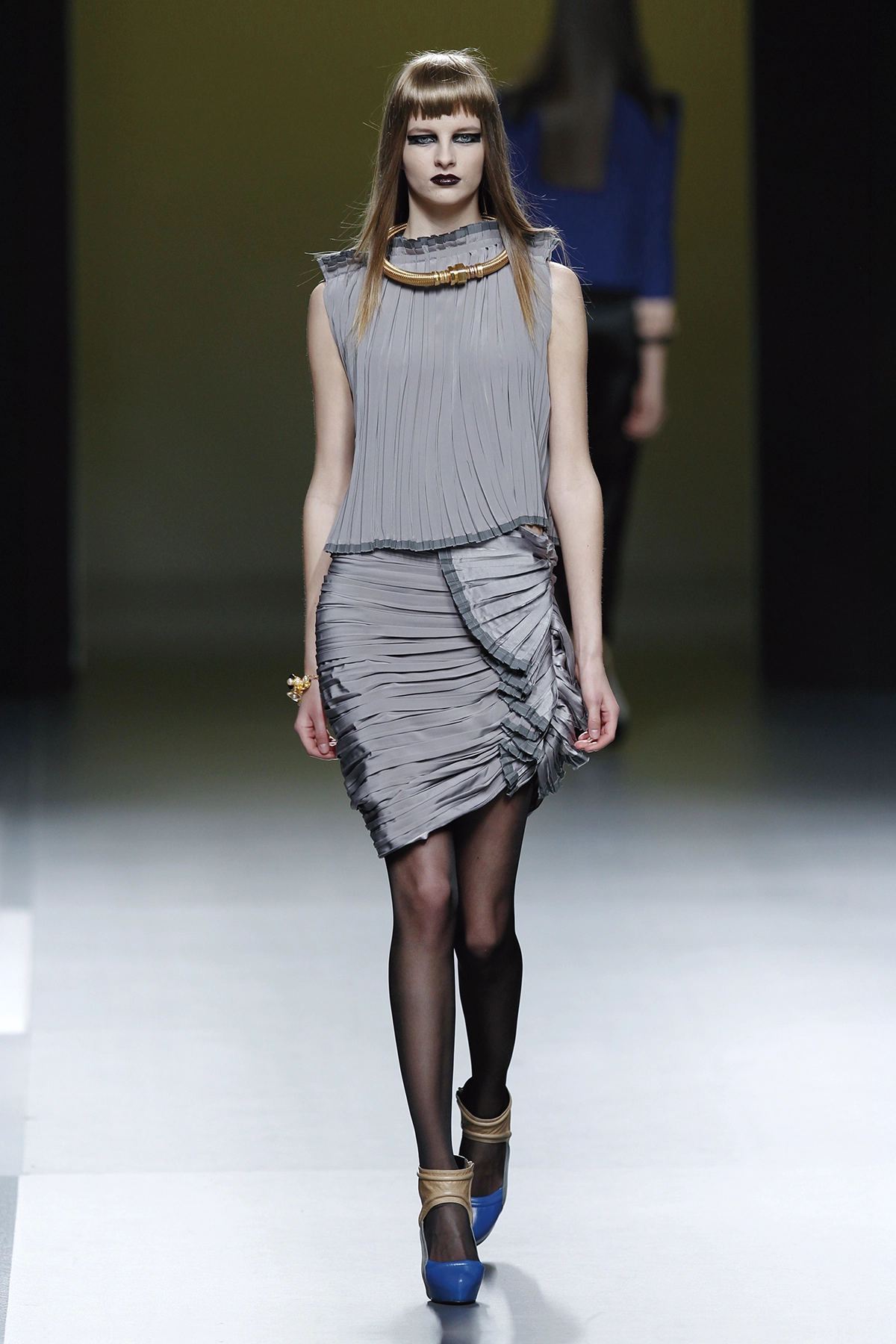 Look 25 de la colección “Stance”, colección otoño invierno 2011-12 de la diseñadora de moda Ana Locking en la Mercedes Benz Fashion Week de Madrid.