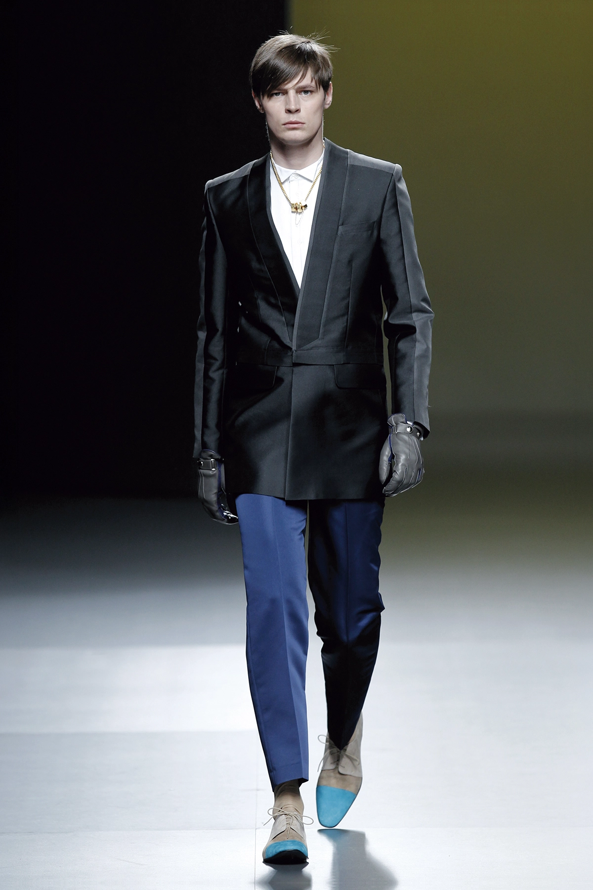 Look 26 de la colección “Stance”, colección otoño invierno 2011-12 de la diseñadora de moda Ana Locking en la Mercedes Benz Fashion Week de Madrid.