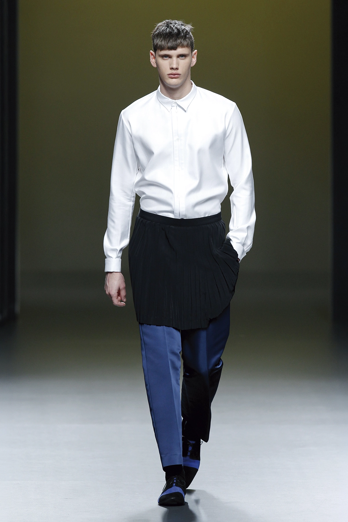 Look 28 de la colección “Stance”, colección otoño invierno 2011-12 de la diseñadora de moda Ana Locking en la Mercedes Benz Fashion Week de Madrid.