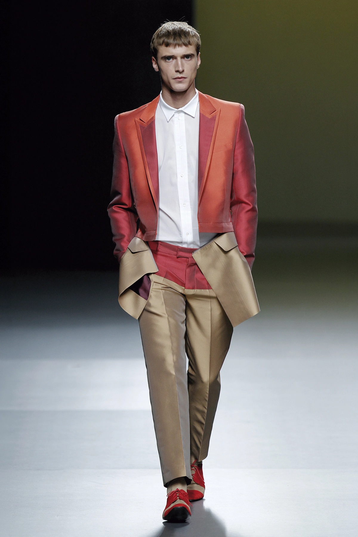 Look 31 de la colección “Stance”, colección otoño invierno 2011-12 de la diseñadora de moda Ana Locking en la Mercedes Benz Fashion Week de Madrid.