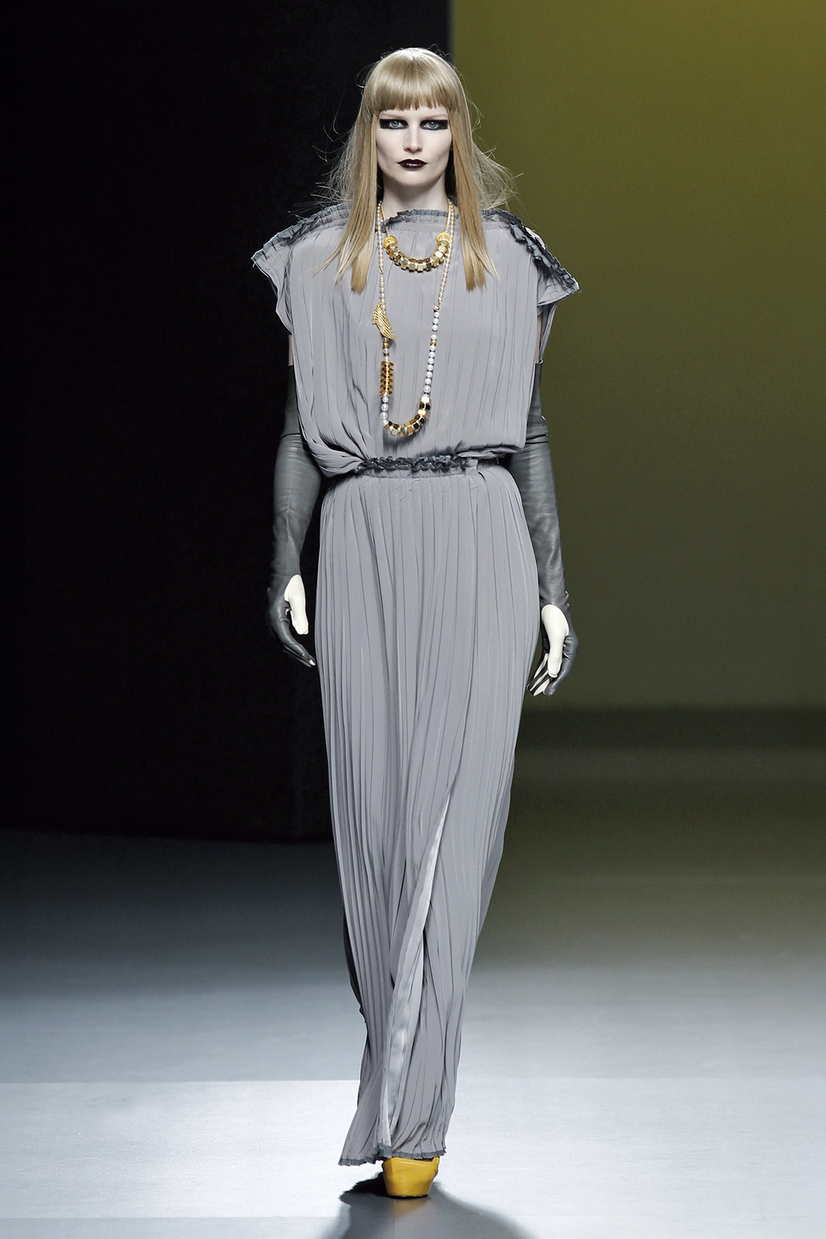 Look 32 de la colección “Stance”, colección otoño invierno 2011-12 de la diseñadora de moda Ana Locking en la Mercedes Benz Fashion Week de Madrid.