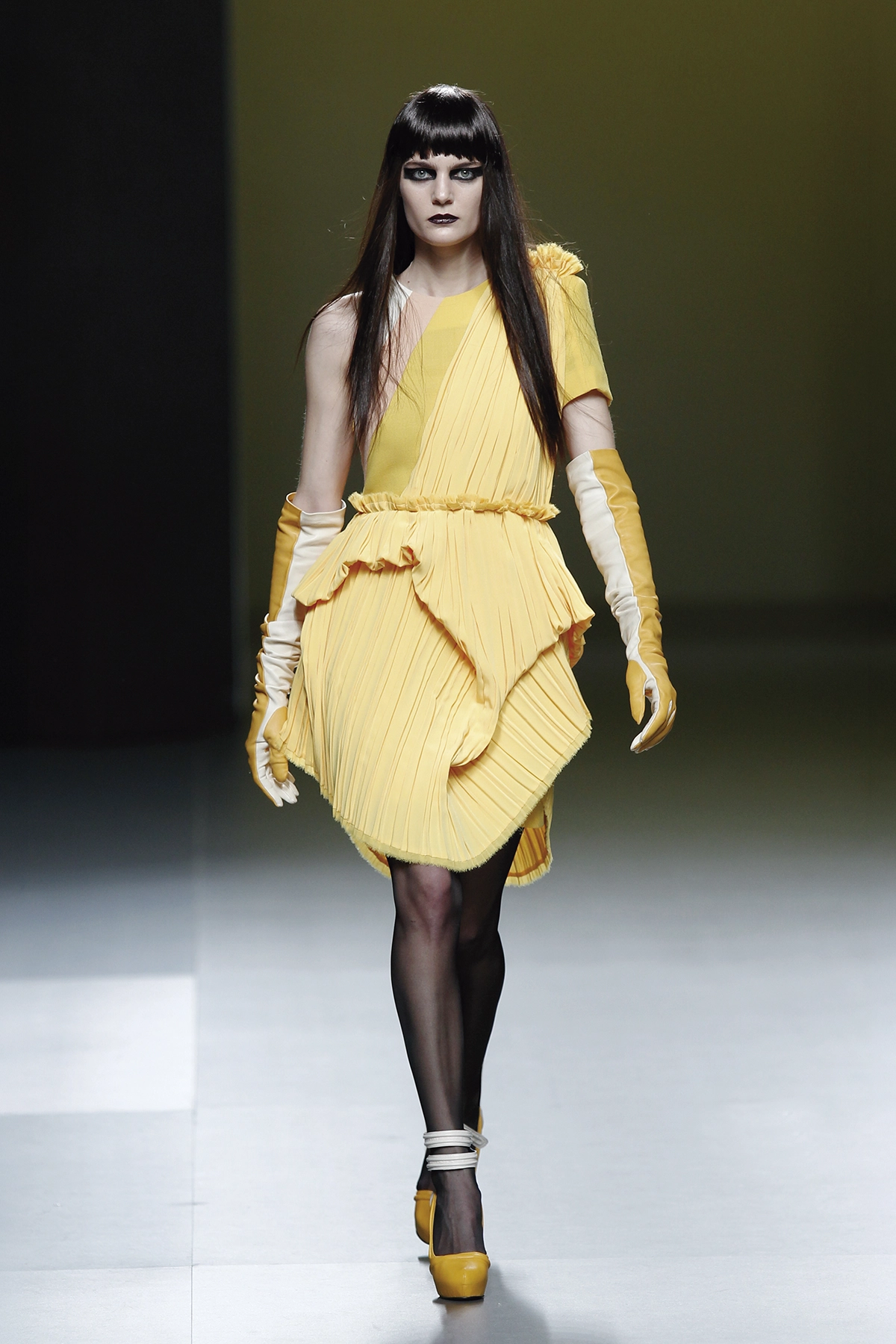 Look 33 de la colección “Stance”, colección otoño invierno 2011-12 de la diseñadora de moda Ana Locking en la Mercedes Benz Fashion Week de Madrid.