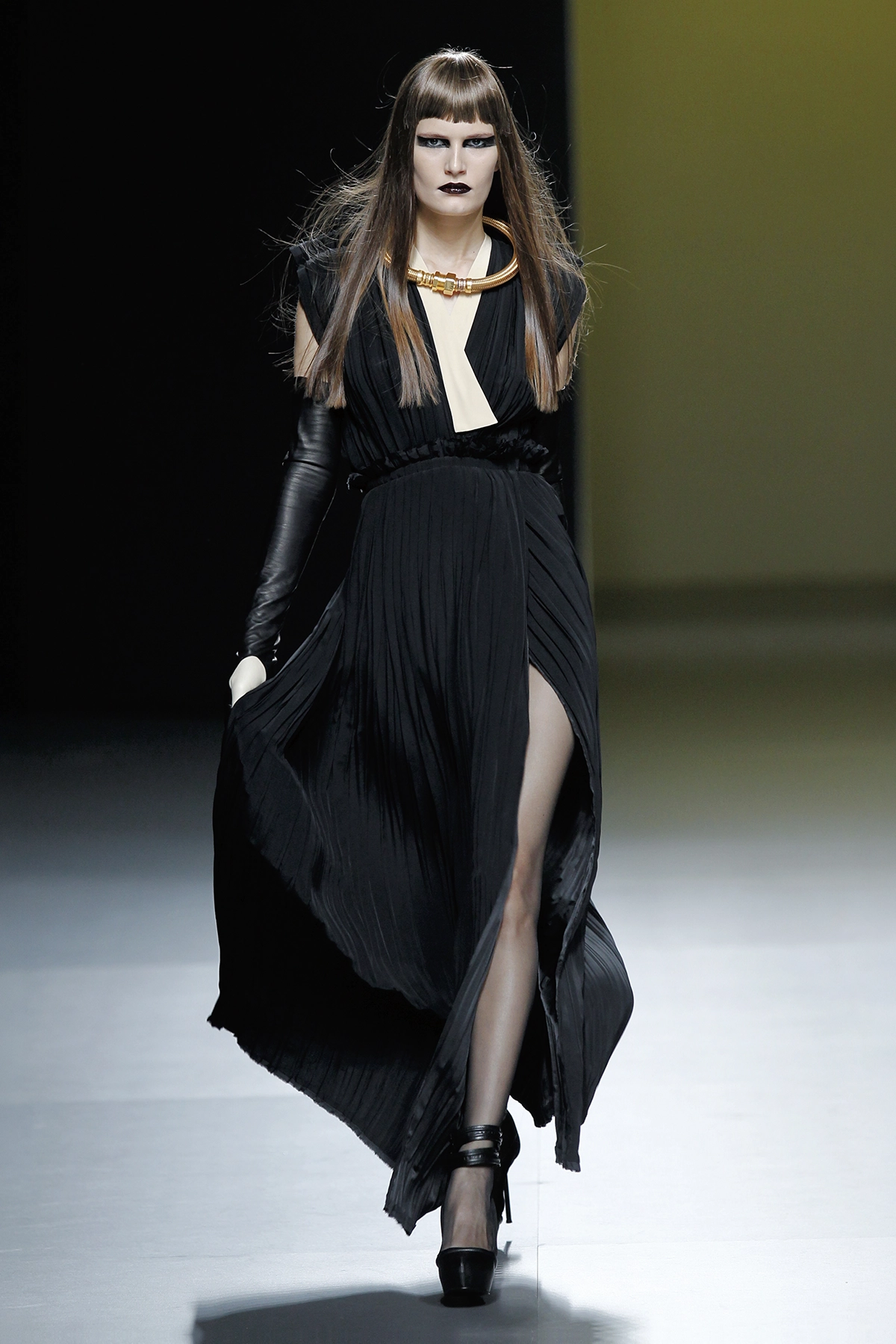 Look 36 de la colección “Stance”, colección otoño invierno 2011-12 de la diseñadora de moda Ana Locking en la Mercedes Benz Fashion Week de Madrid.