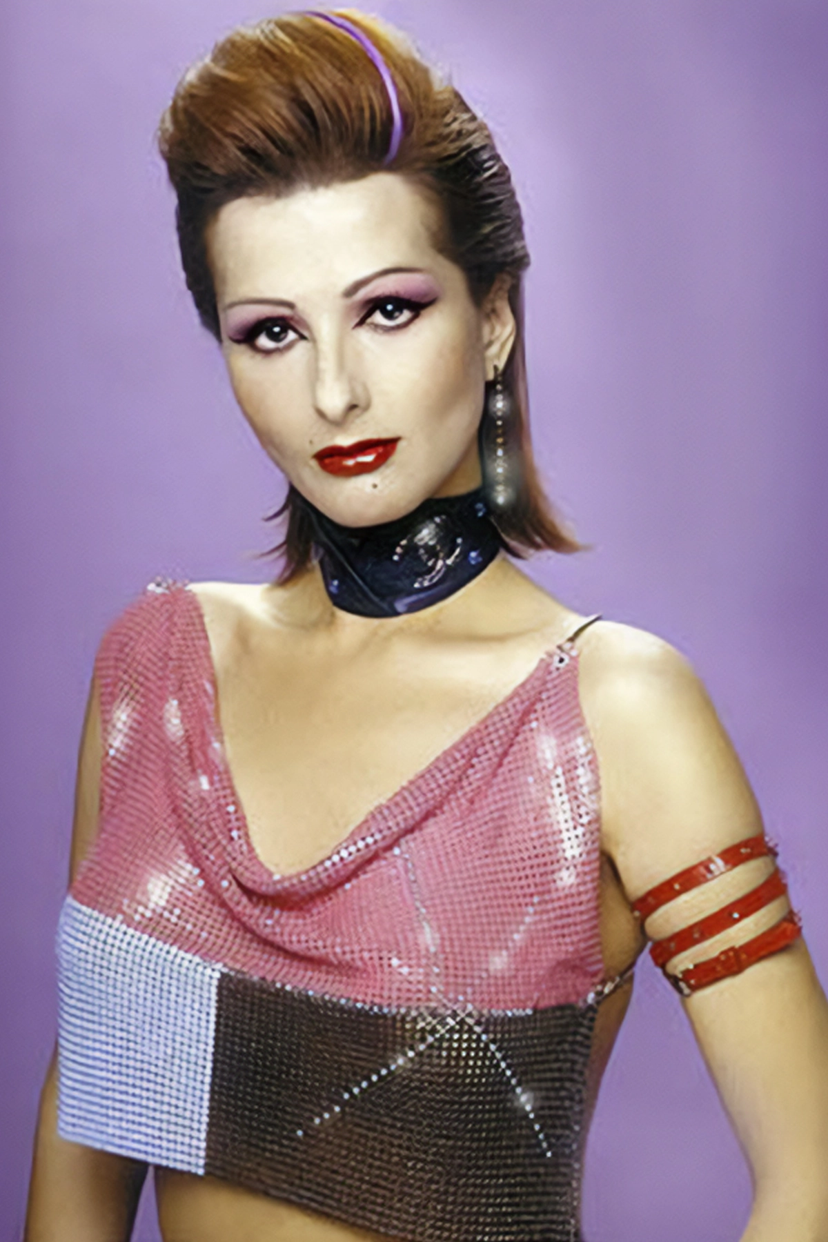 Fotografía de Tamara para el suplemento “La Luna” de El Mundo con un top de cota de malla y complementos de Locking Shocking.