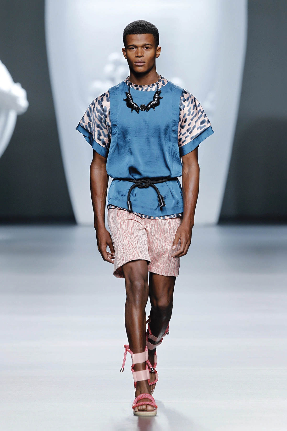 Look 04 de la colección “The Talk”, colección primavera verano 2013 de la diseñadora de moda Ana Locking en la Mercedes Benz Fashion Week de Madrid.