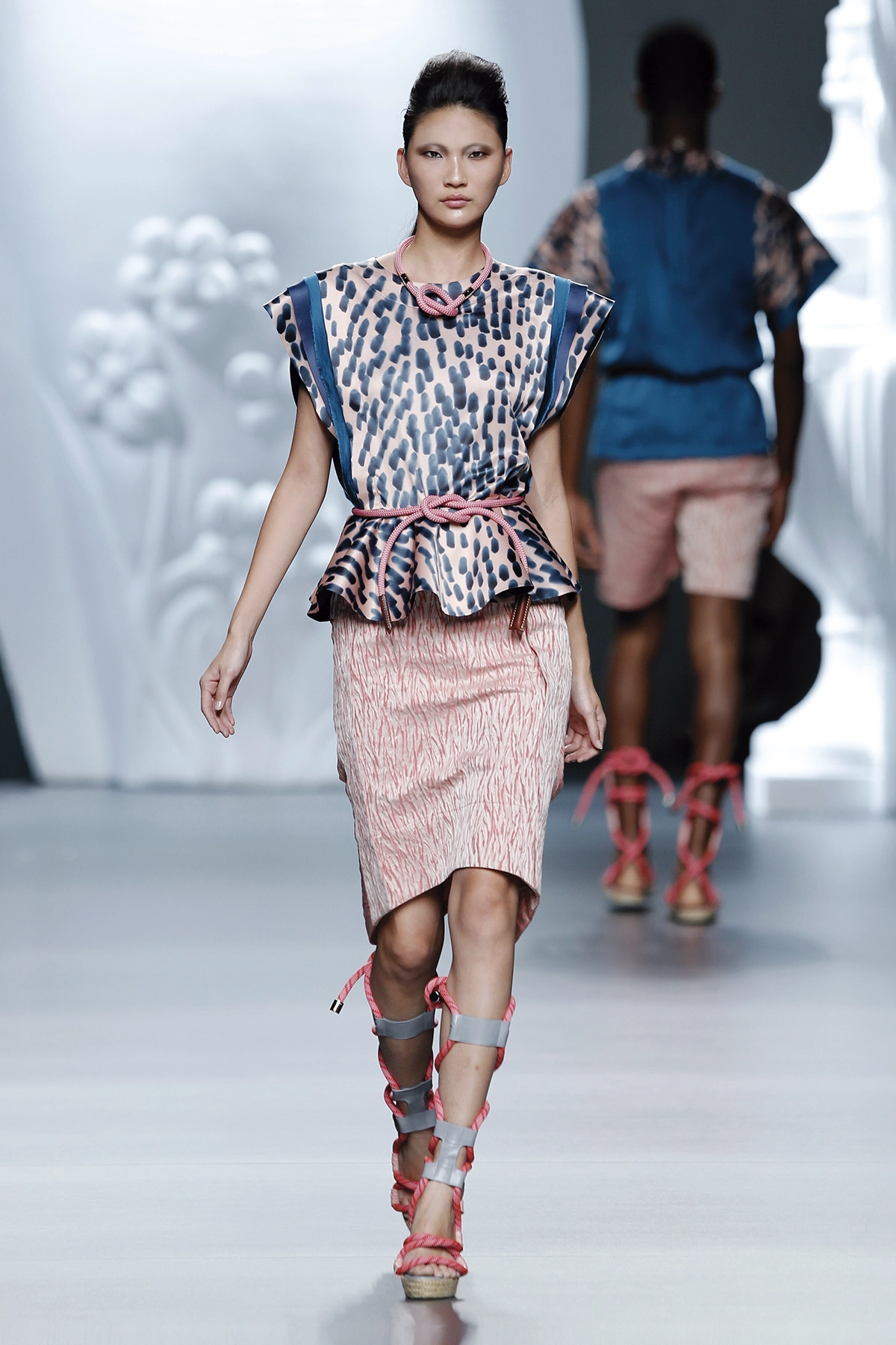 Look 05 de la colección “The Talk”, colección primavera verano 2013 de la diseñadora de moda Ana Locking en la Mercedes Benz Fashion Week de Madrid.