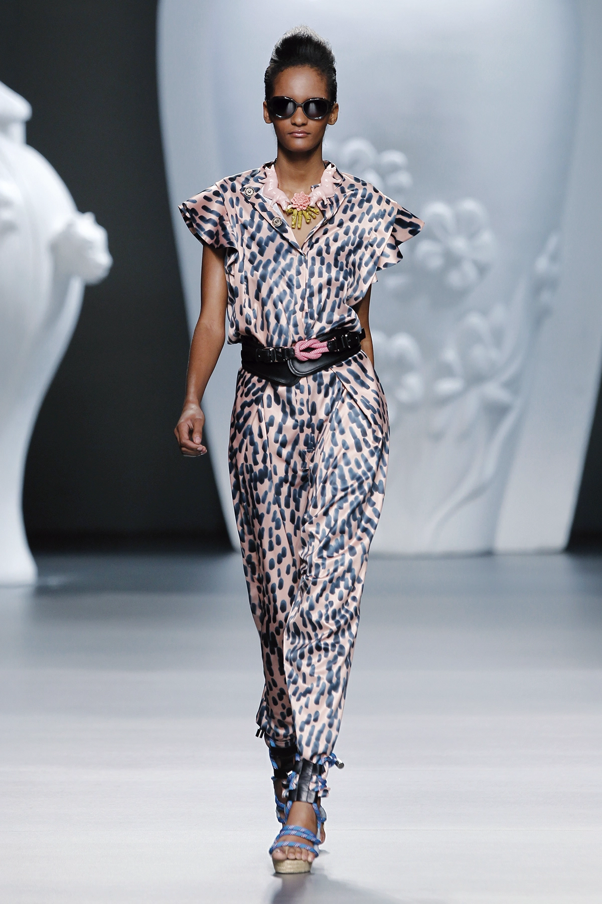 Look 10 de la colección “The Talk”, colección primavera verano 2013 de la diseñadora de moda Ana Locking en la Mercedes Benz Fashion Week de Madrid.