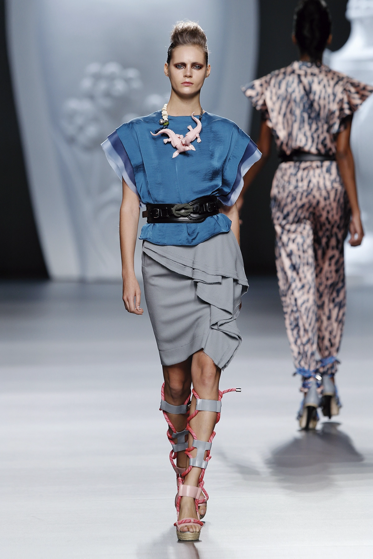 Look 11 de la colección “The Talk”, colección primavera verano 2013 de la diseñadora de moda Ana Locking en la Mercedes Benz Fashion Week de Madrid.