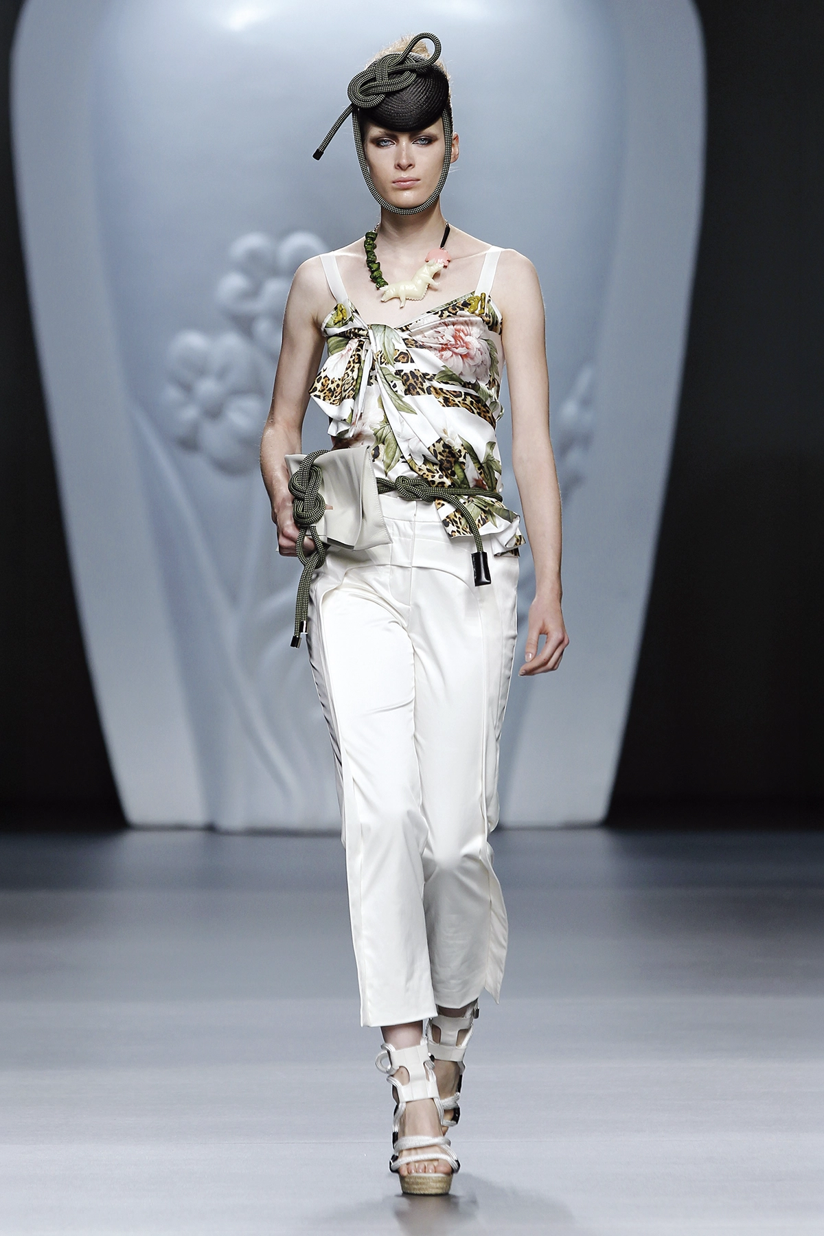 Look 12 de la colección “The Talk”, colección primavera verano 2013 de la diseñadora de moda Ana Locking en la Mercedes Benz Fashion Week de Madrid.