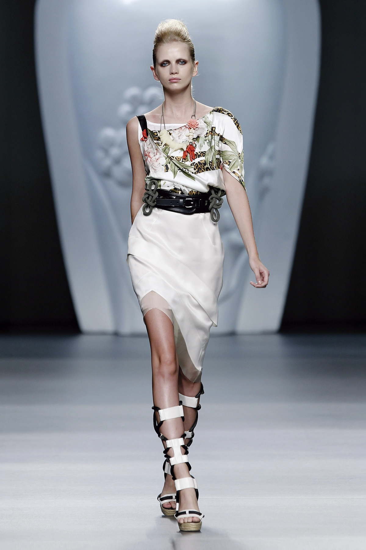 Look 13 de la colección “The Talk”, colección primavera verano 2013 de la diseñadora de moda Ana Locking en la Mercedes Benz Fashion Week de Madrid.