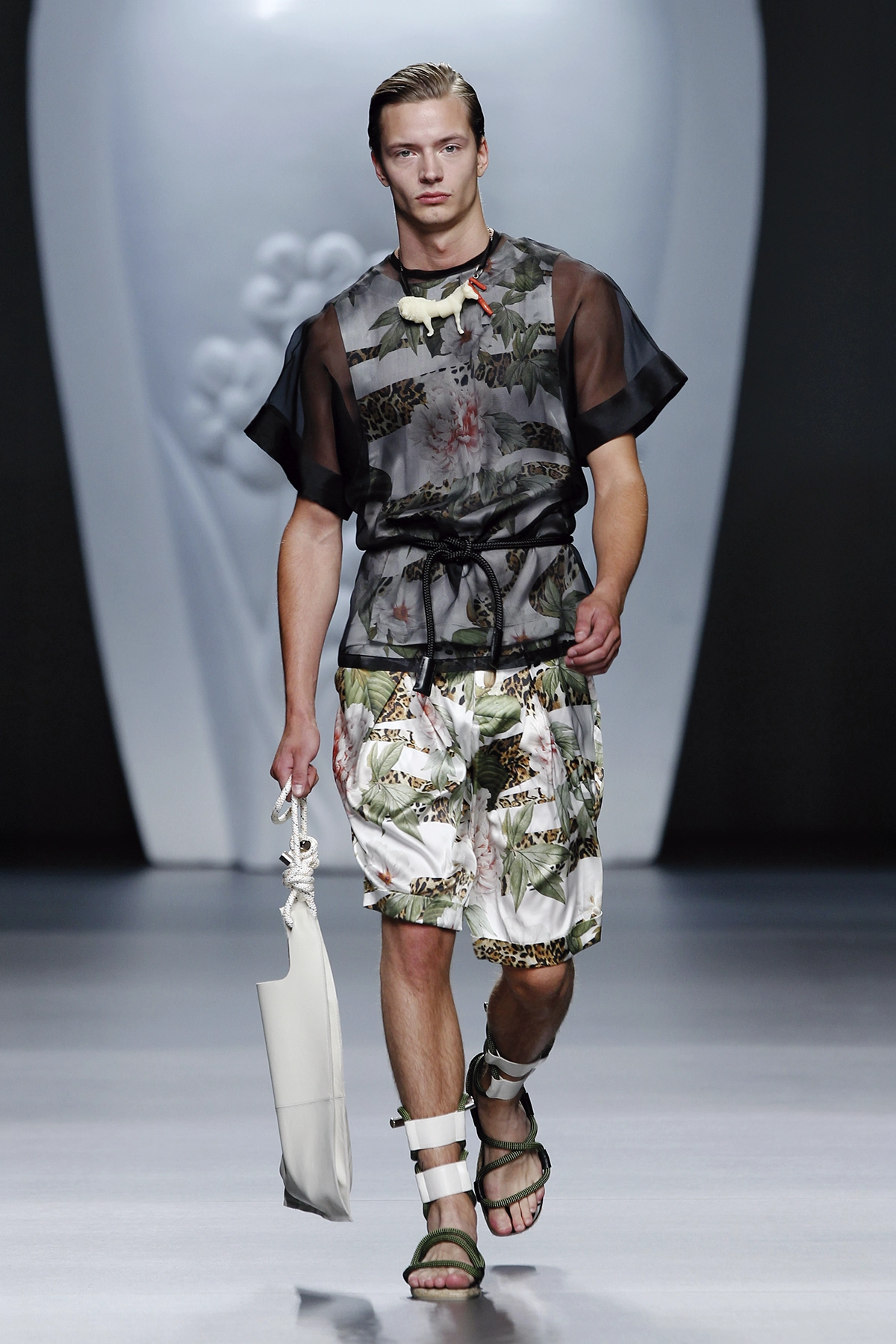 Look 14 de la colección “The Talk”, colección primavera verano 2013 de la diseñadora de moda Ana Locking en la Mercedes Benz Fashion Week de Madrid.