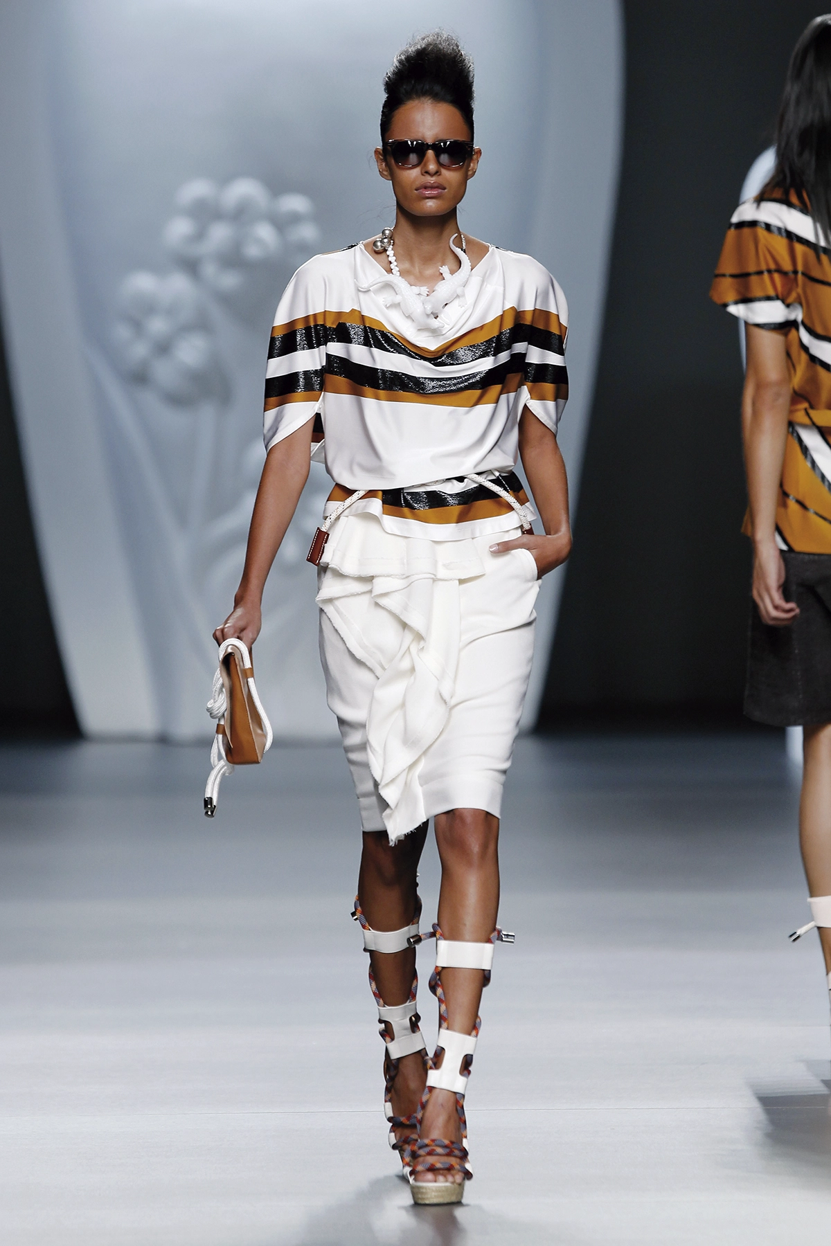 Look 22 de la colección “The Talk”, colección primavera verano 2013 de la diseñadora de moda Ana Locking en la Mercedes Benz Fashion Week de Madrid.