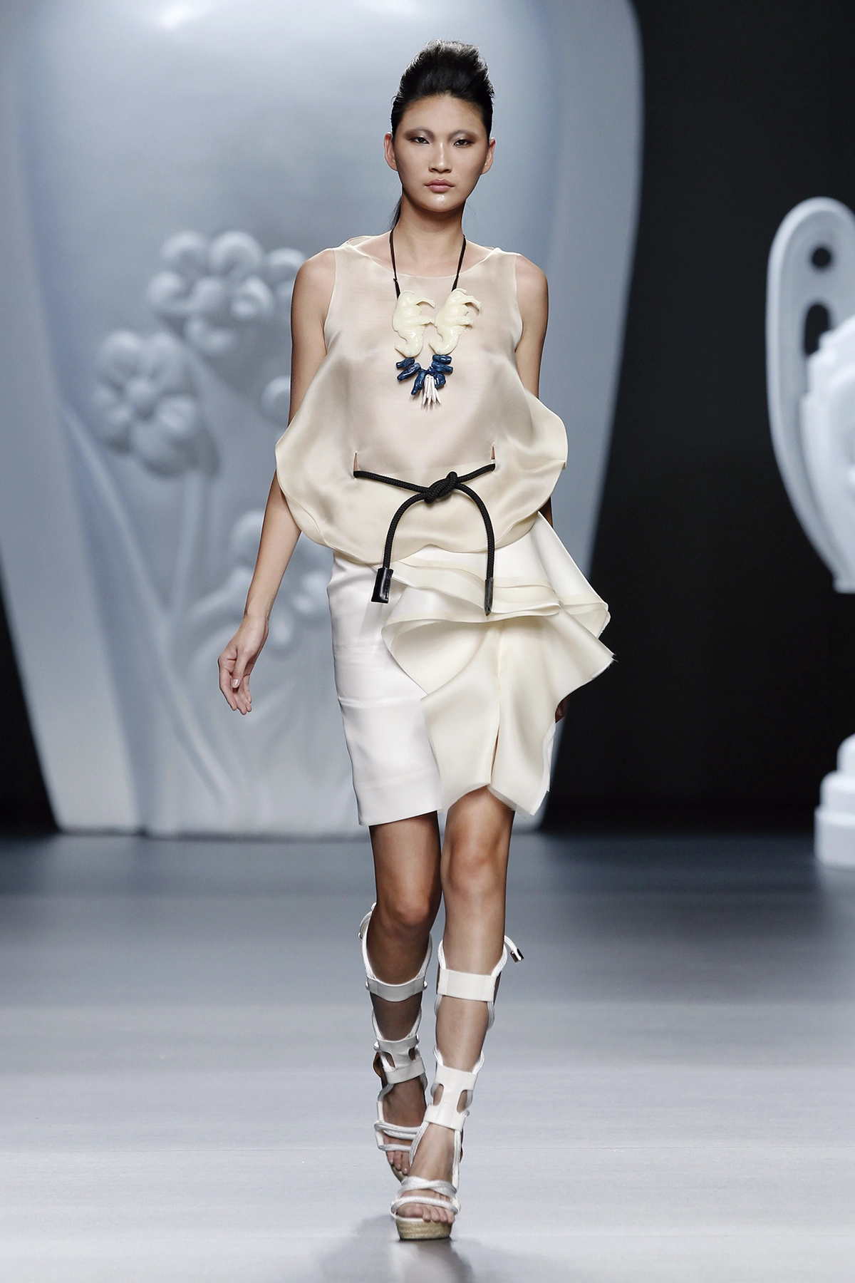 Look 24 de la colección “The Talk”, colección primavera verano 2013 de la diseñadora de moda Ana Locking en la Mercedes Benz Fashion Week de Madrid.