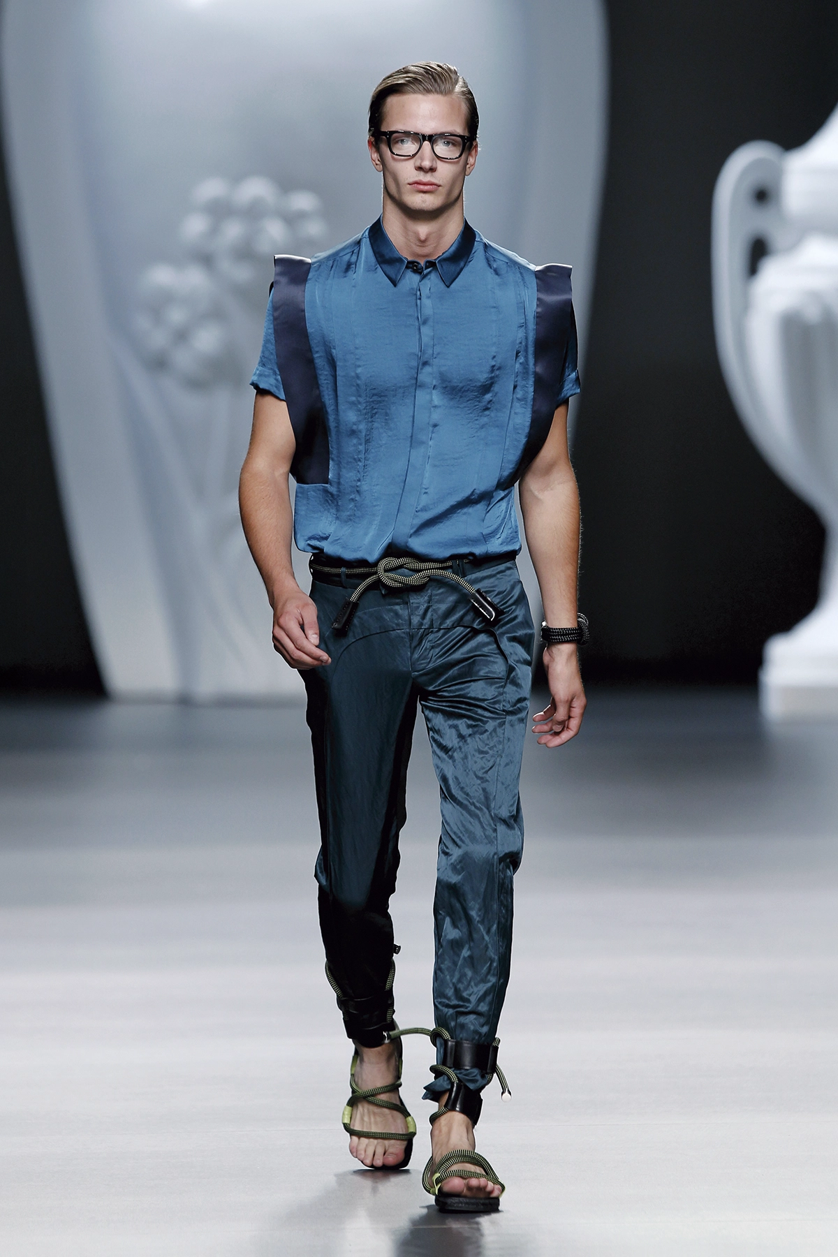 Look 25 de la colección “The Talk”, colección primavera verano 2013 de la diseñadora de moda Ana Locking en la Mercedes Benz Fashion Week de Madrid.