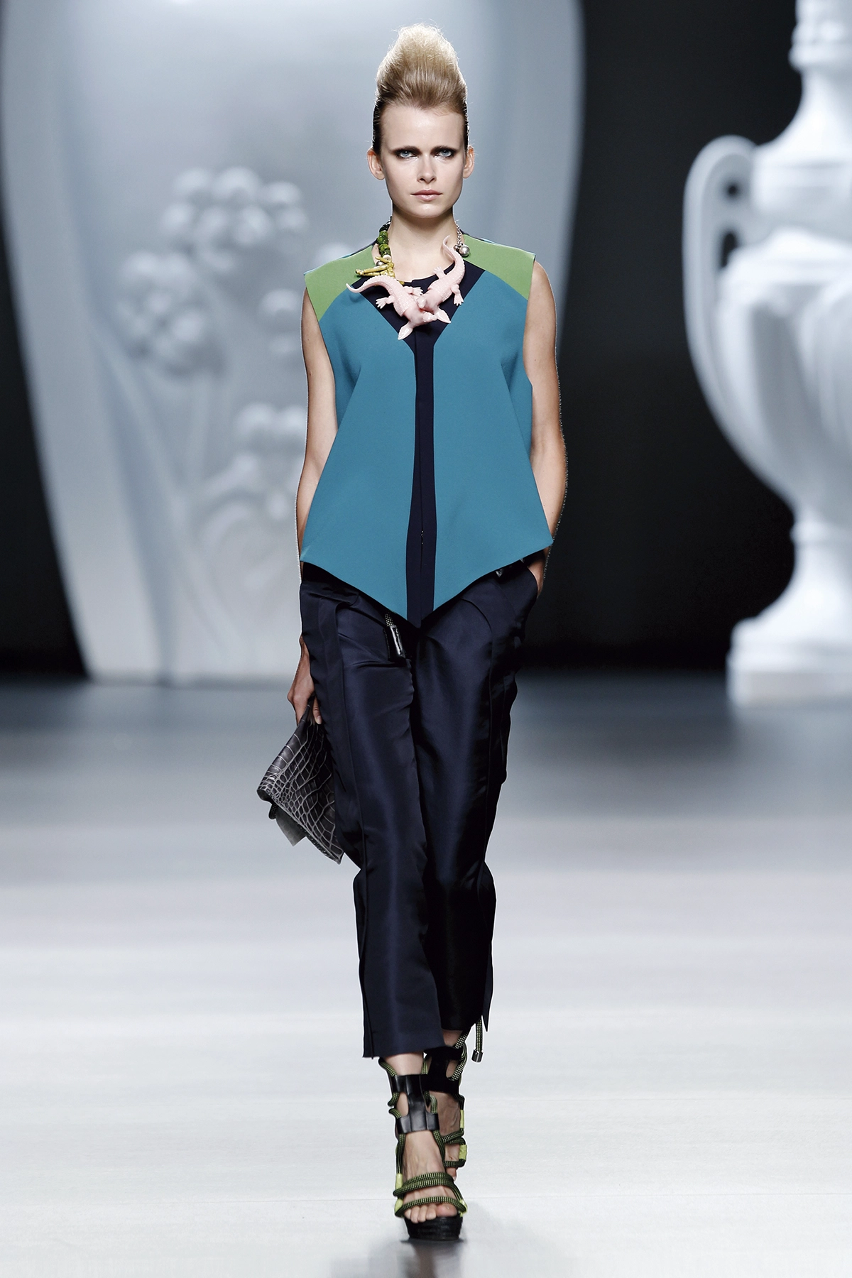 Look 26 de la colección “The Talk”, colección primavera verano 2013 de la diseñadora de moda Ana Locking en la Mercedes Benz Fashion Week de Madrid.