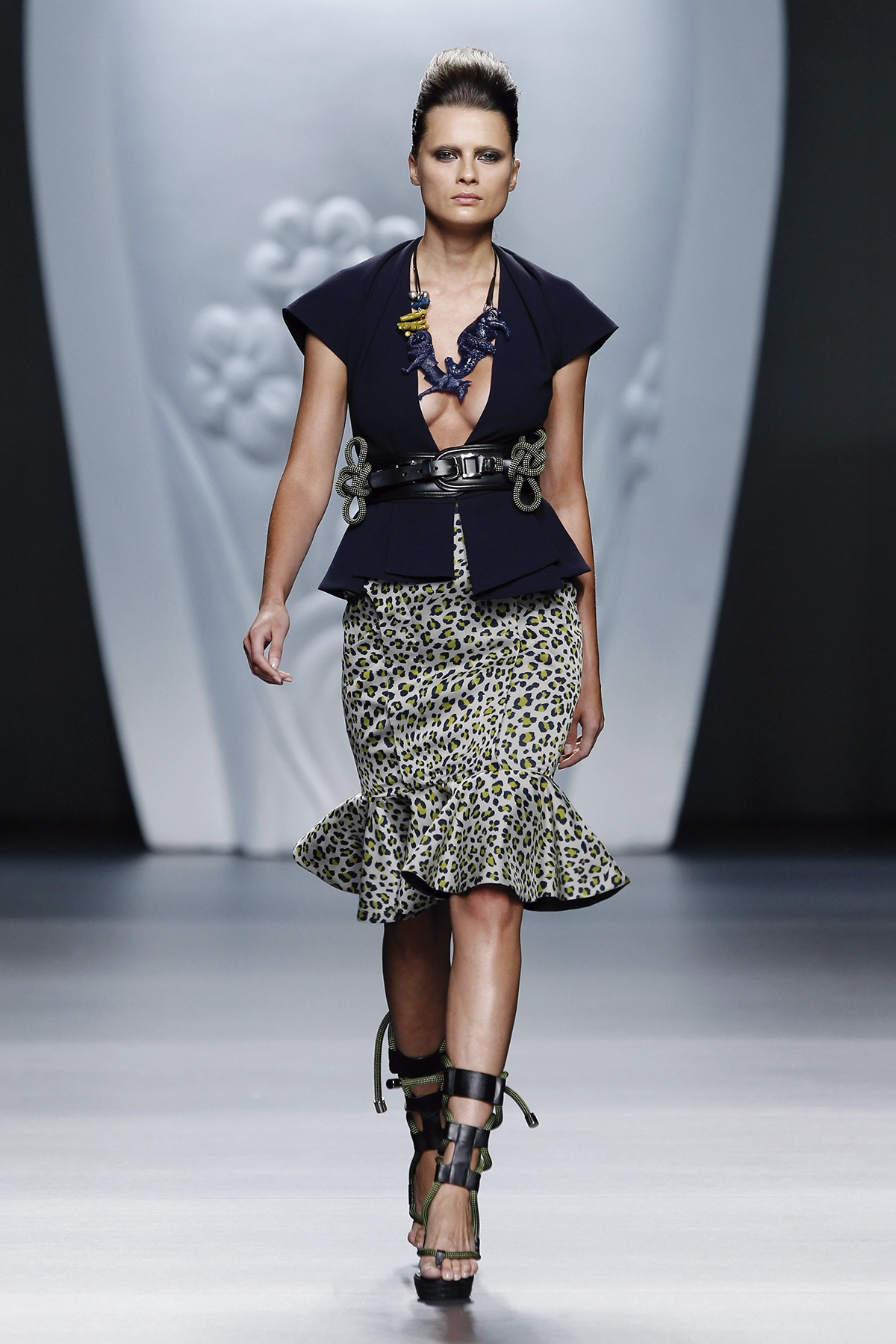 Look 29 de la colección “The Talk”, colección primavera verano 2013 de la diseñadora de moda Ana Locking en la Mercedes Benz Fashion Week de Madrid.