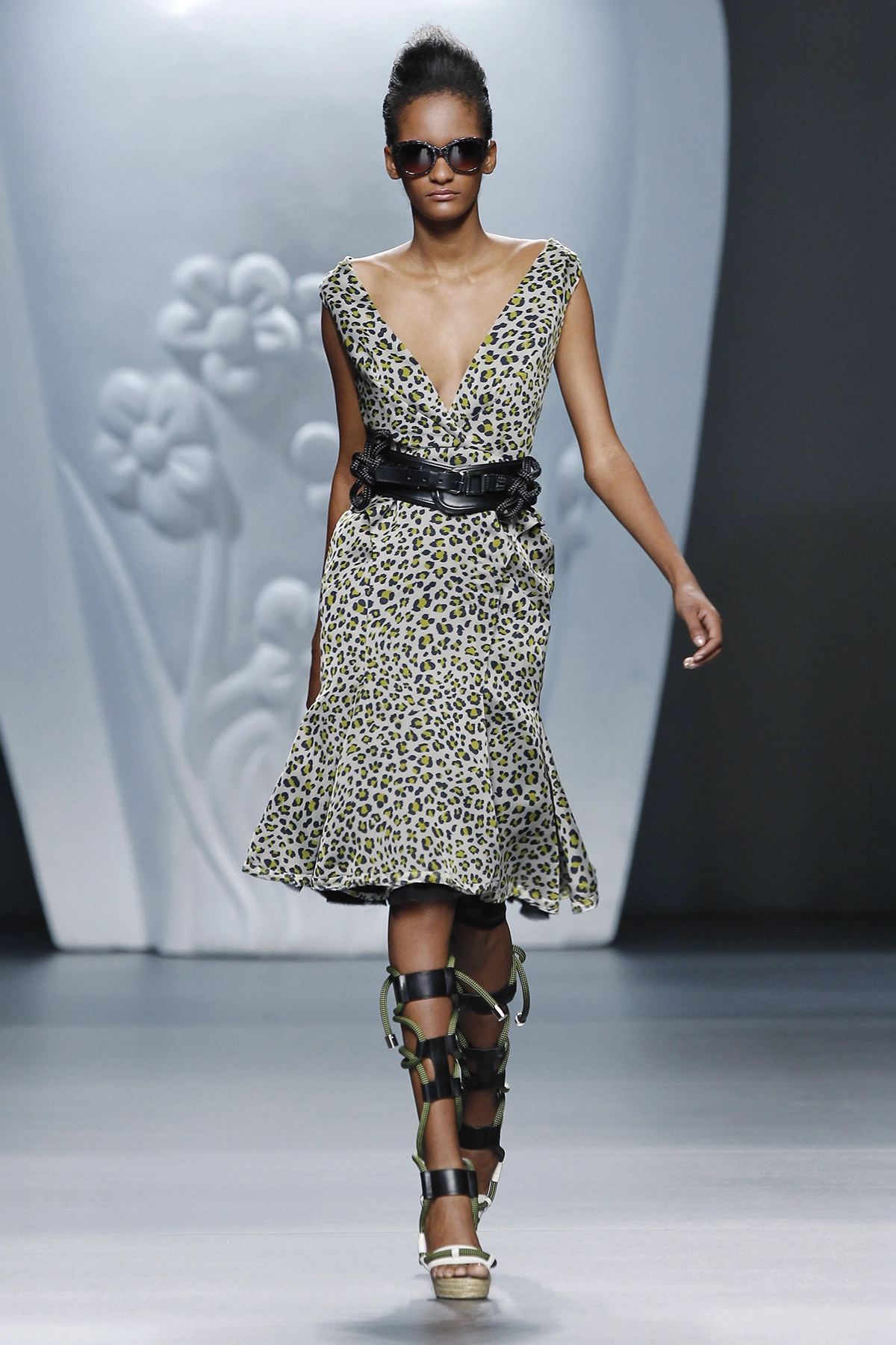 Look 31 de la colección “The Talk”, colección primavera verano 2013 de la diseñadora de moda Ana Locking en la Mercedes Benz Fashion Week de Madrid.