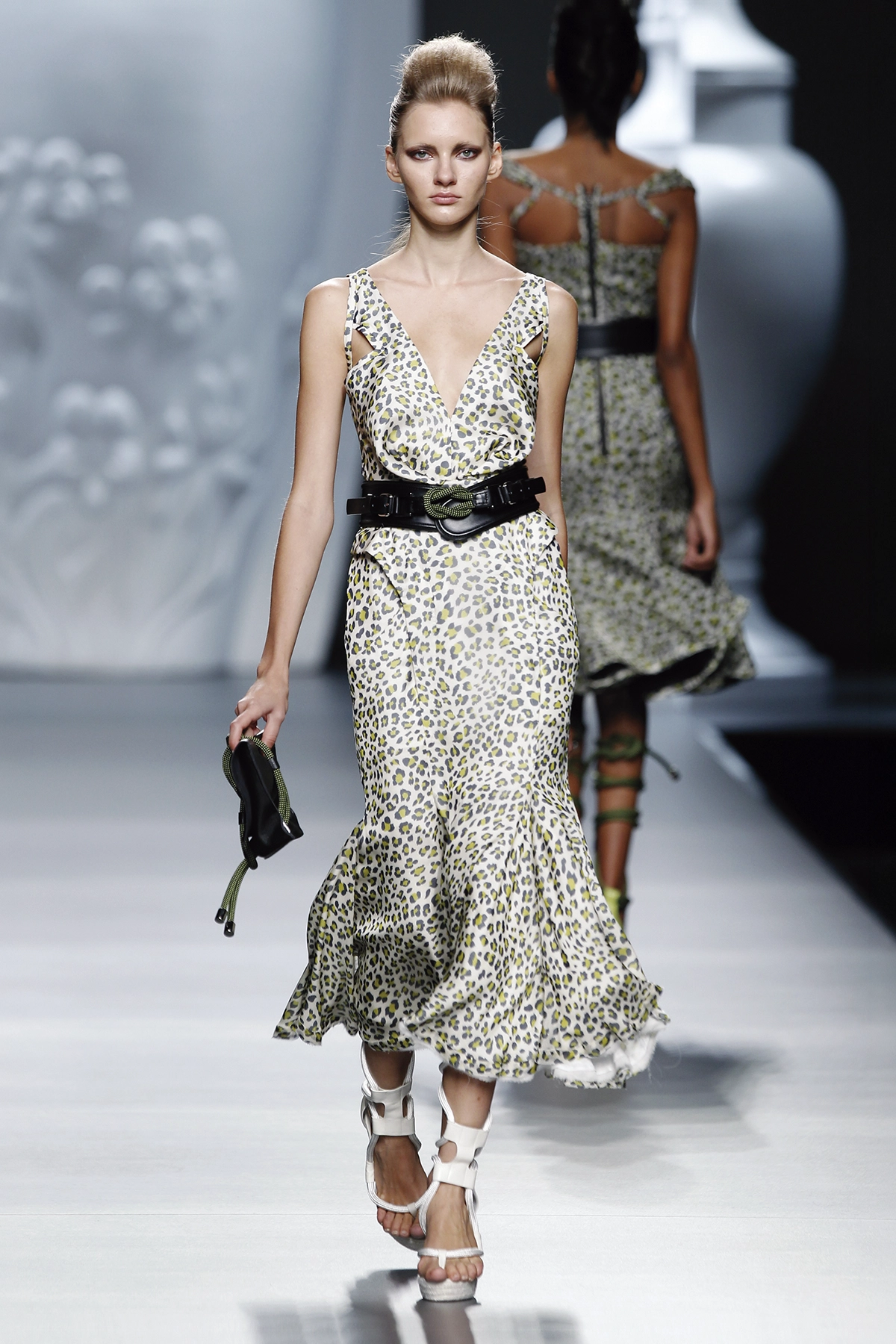 Look 32 de la colección “The Talk”, colección primavera verano 2013 de la diseñadora de moda Ana Locking en la Mercedes Benz Fashion Week de Madrid.