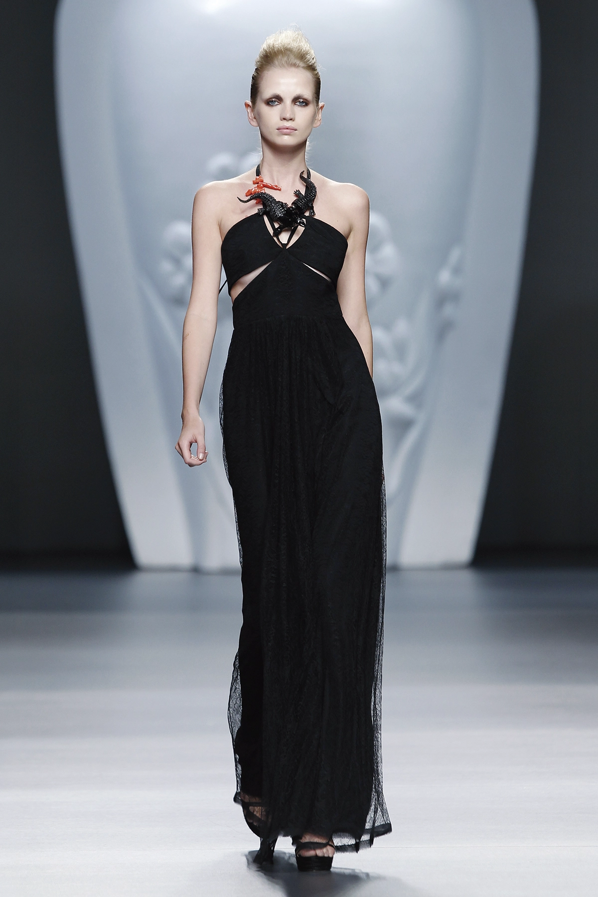 Look 33 de la colección “The Talk”, colección primavera verano 2013 de la diseñadora de moda Ana Locking en la Mercedes Benz Fashion Week de Madrid.