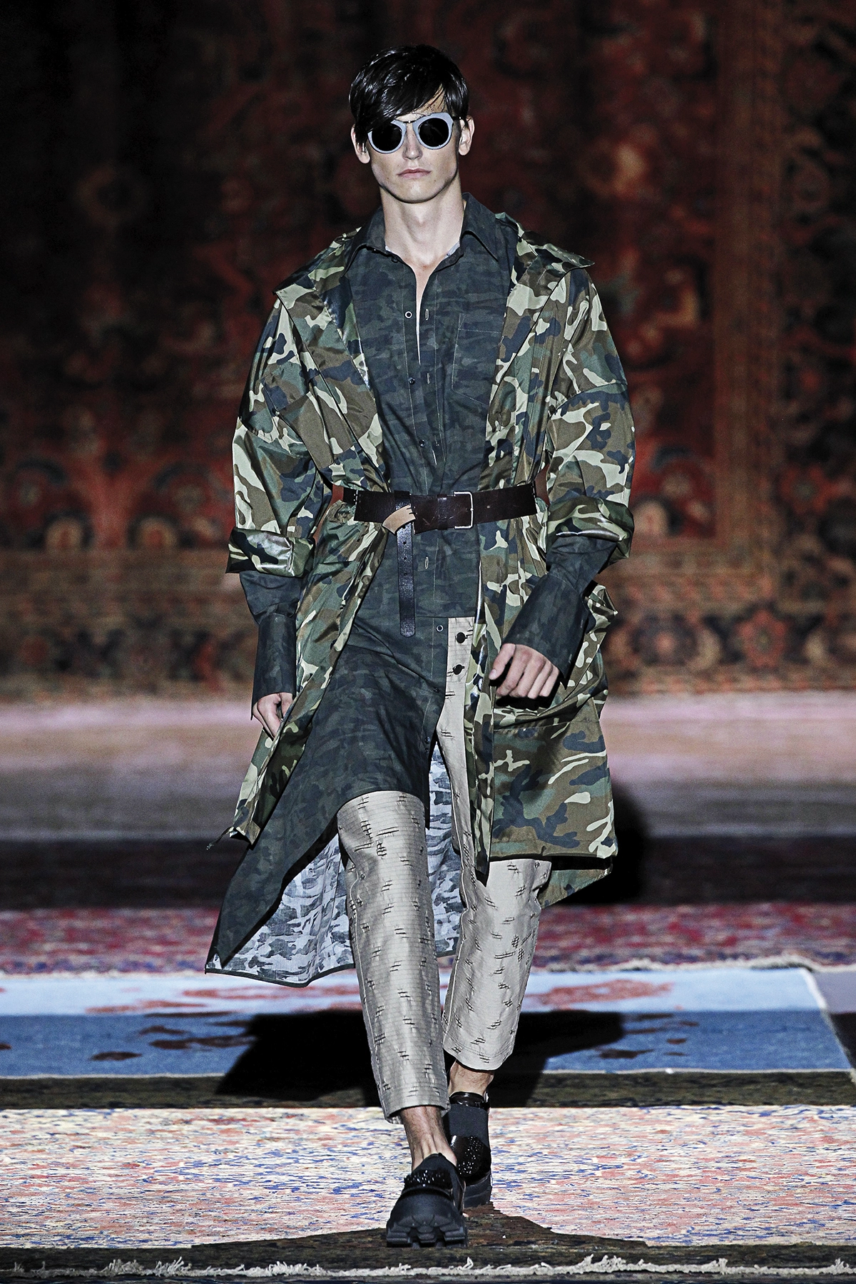 Look 03 de la colección “The Thinker”, colección rimavera verano 2017 de la diseñadora de moda Ana Locking en la Mercedes Benz Fashion Week de Madrid.