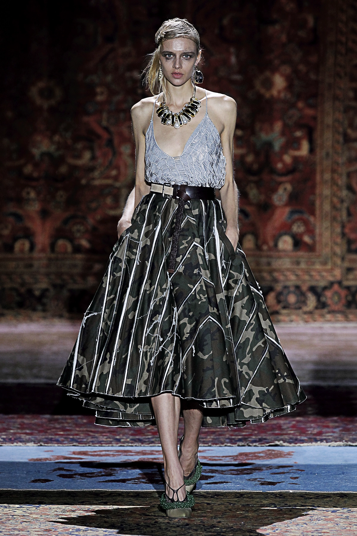 Look 04 de la colección “The Thinker”, colección rimavera verano 2017 de la diseñadora de moda Ana Locking en la Mercedes Benz Fashion Week de Madrid.