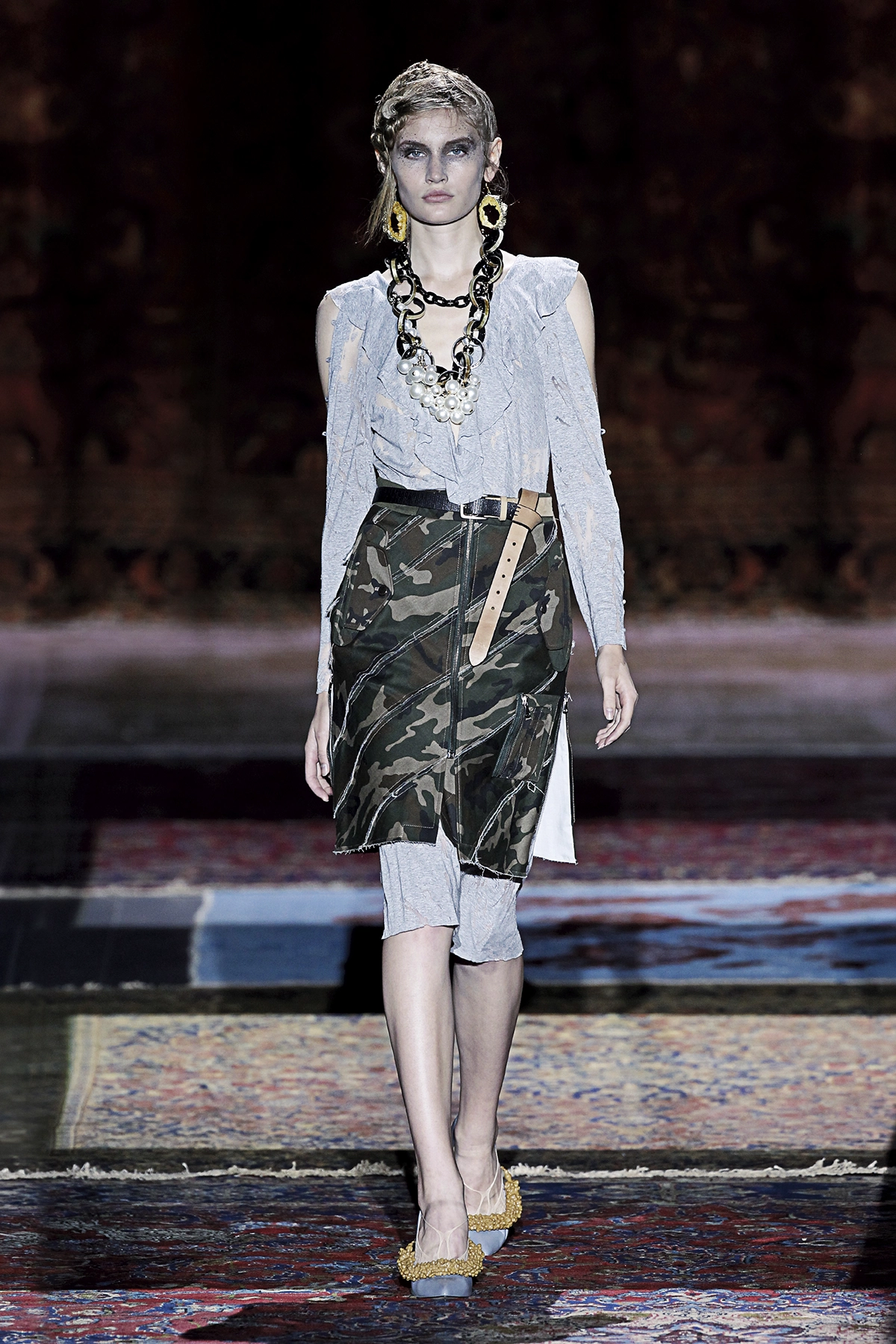 Look 05 de la colección “The Thinker”, colección rimavera verano 2017 de la diseñadora de moda Ana Locking en la Mercedes Benz Fashion Week de Madrid.