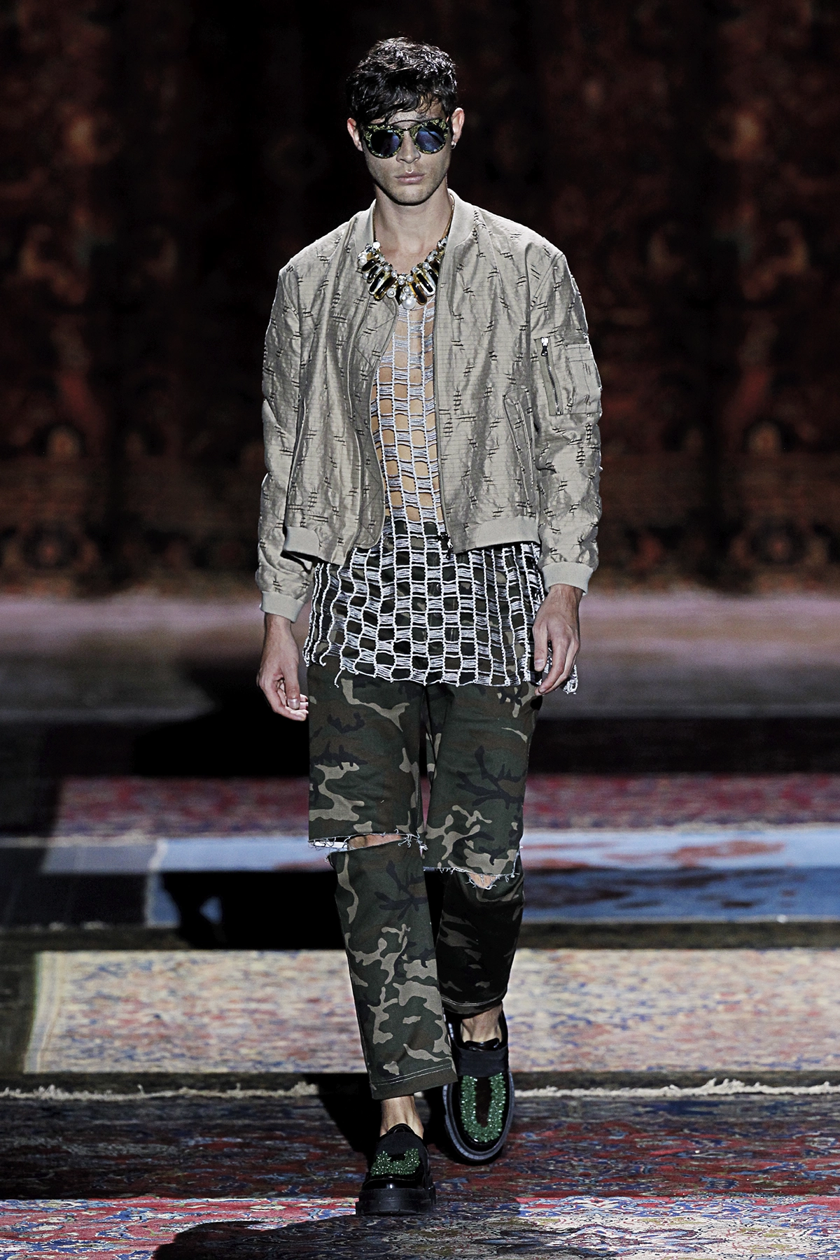 Look 06 de la colección “The Thinker”, colección rimavera verano 2017 de la diseñadora de moda Ana Locking en la Mercedes Benz Fashion Week de Madrid.