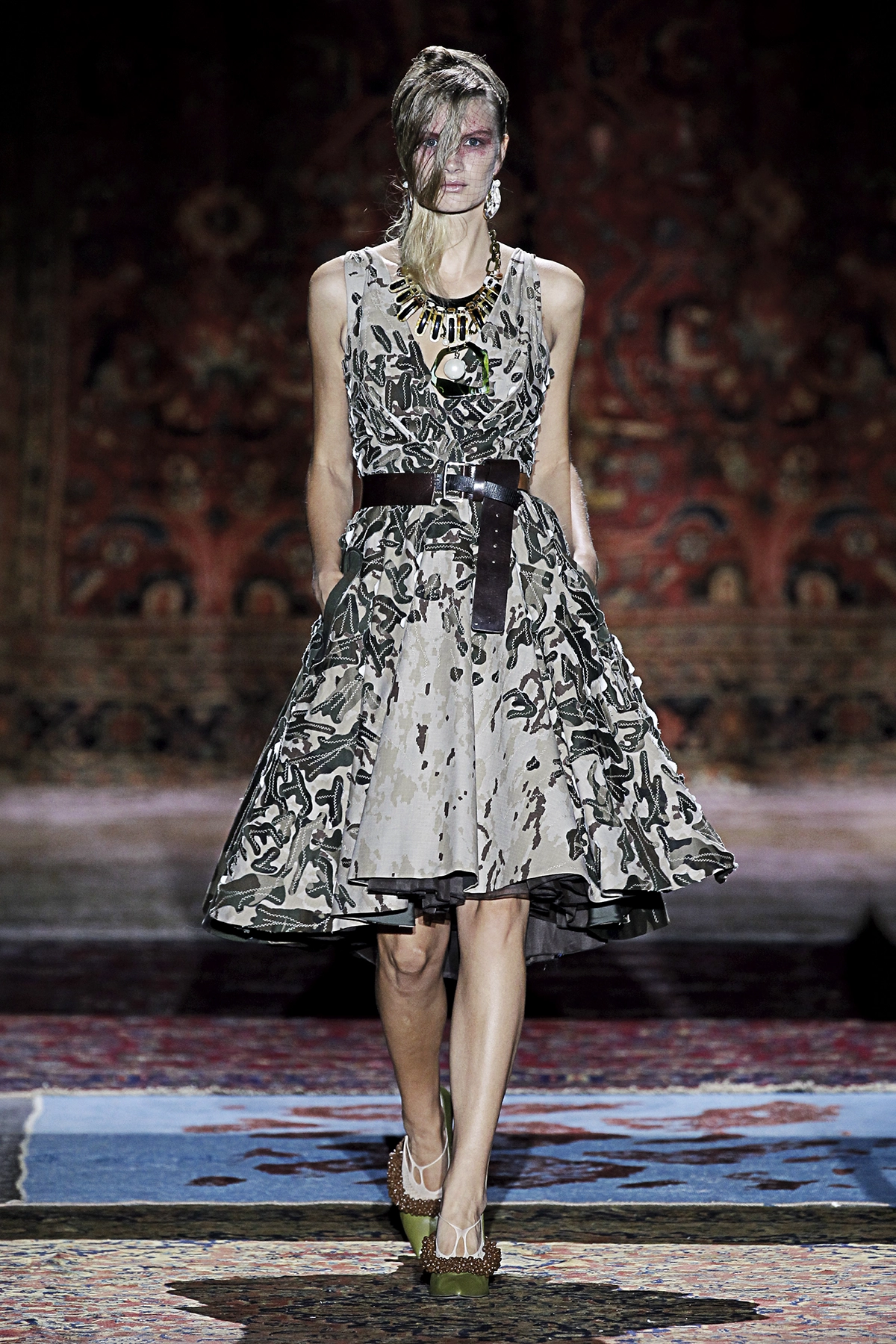 Look 07 de la colección “The Thinker”, colección rimavera verano 2017 de la diseñadora de moda Ana Locking en la Mercedes Benz Fashion Week de Madrid.