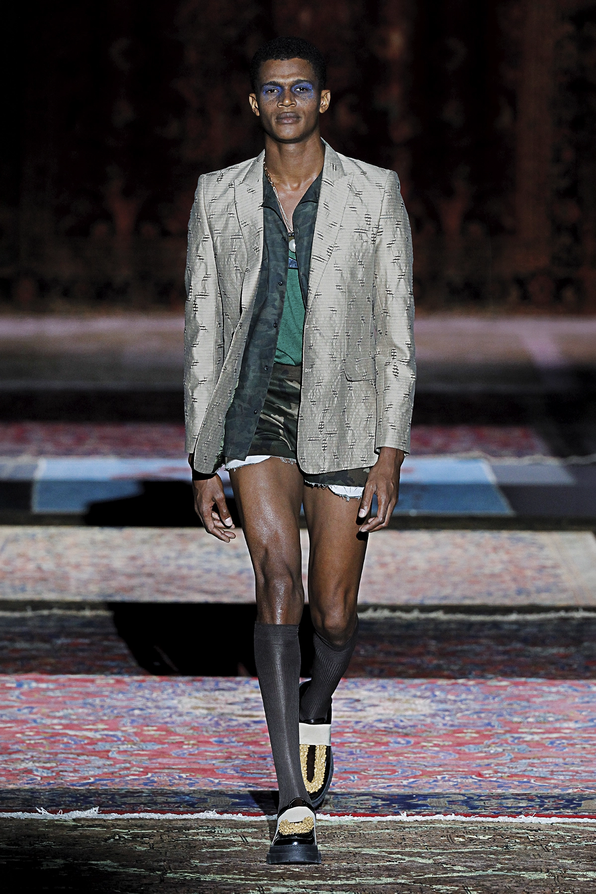 Look 10 de la colección “The Thinker”, colección rimavera verano 2017 de la diseñadora de moda Ana Locking en la Mercedes Benz Fashion Week de Madrid.