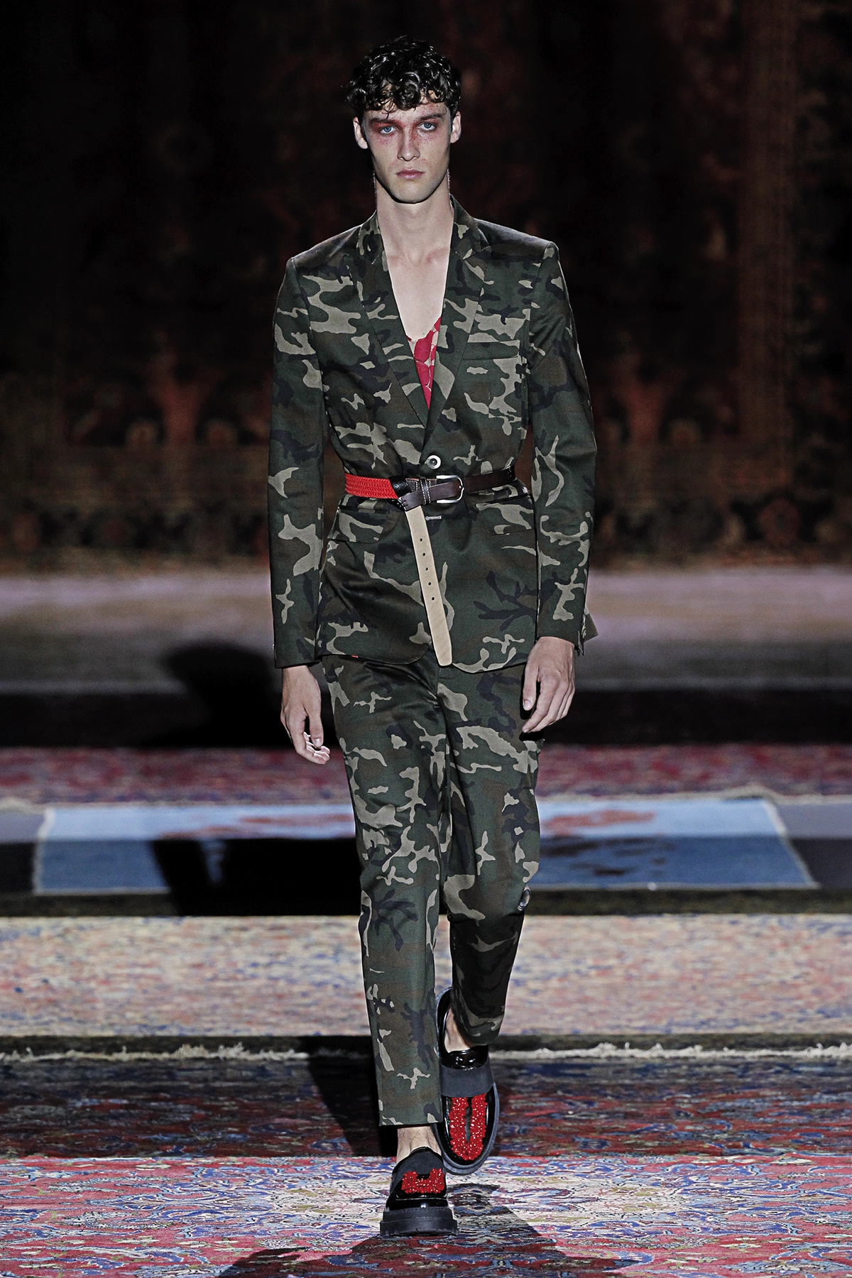 Look 14 de la colección “The Thinker”, colección rimavera verano 2017 de la diseñadora de moda Ana Locking en la Mercedes Benz Fashion Week de Madrid.