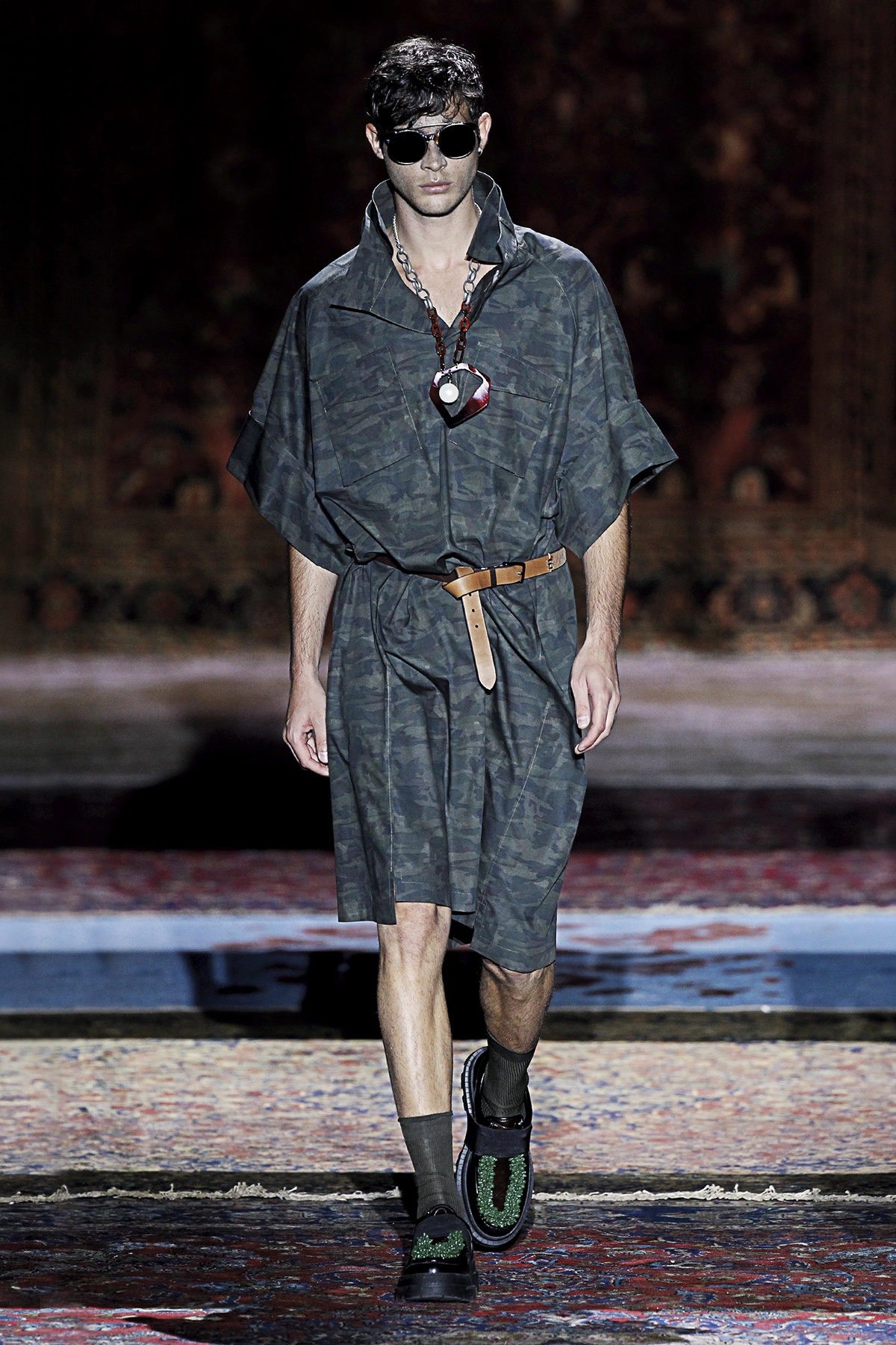 Look 20 de la colección “The Thinker”, colección rimavera verano 2017 de la diseñadora de moda Ana Locking en la Mercedes Benz Fashion Week de Madrid.