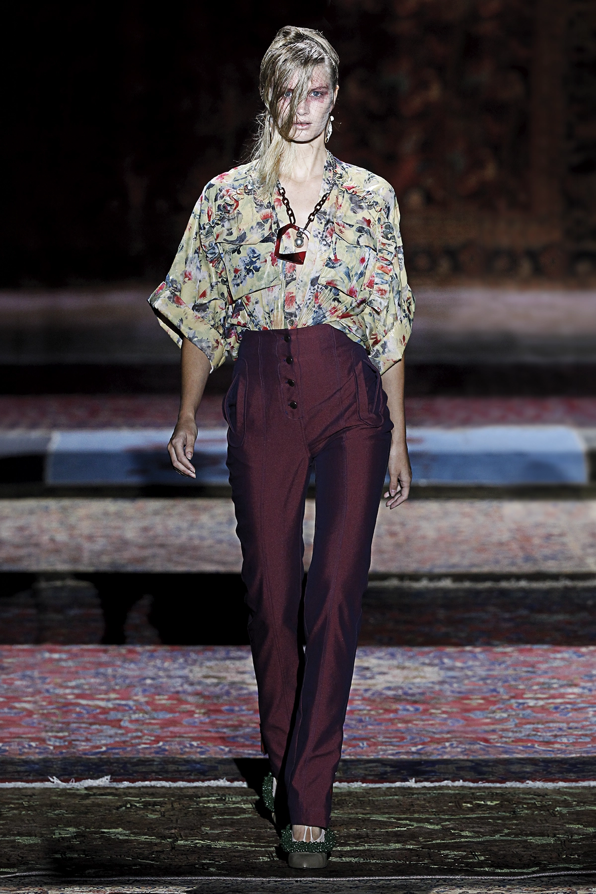 Look 22 de la colección “The Thinker”, colección rimavera verano 2017 de la diseñadora de moda Ana Locking en la Mercedes Benz Fashion Week de Madrid.