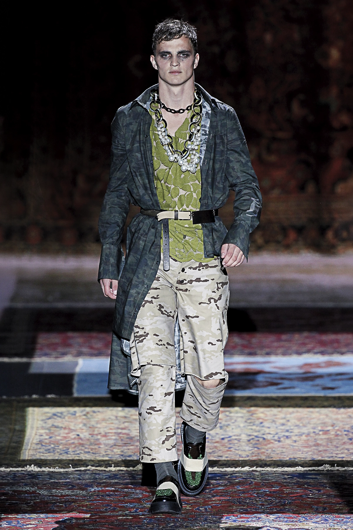 Look 23 de la colección “The Thinker”, colección rimavera verano 2017 de la diseñadora de moda Ana Locking en la Mercedes Benz Fashion Week de Madrid.