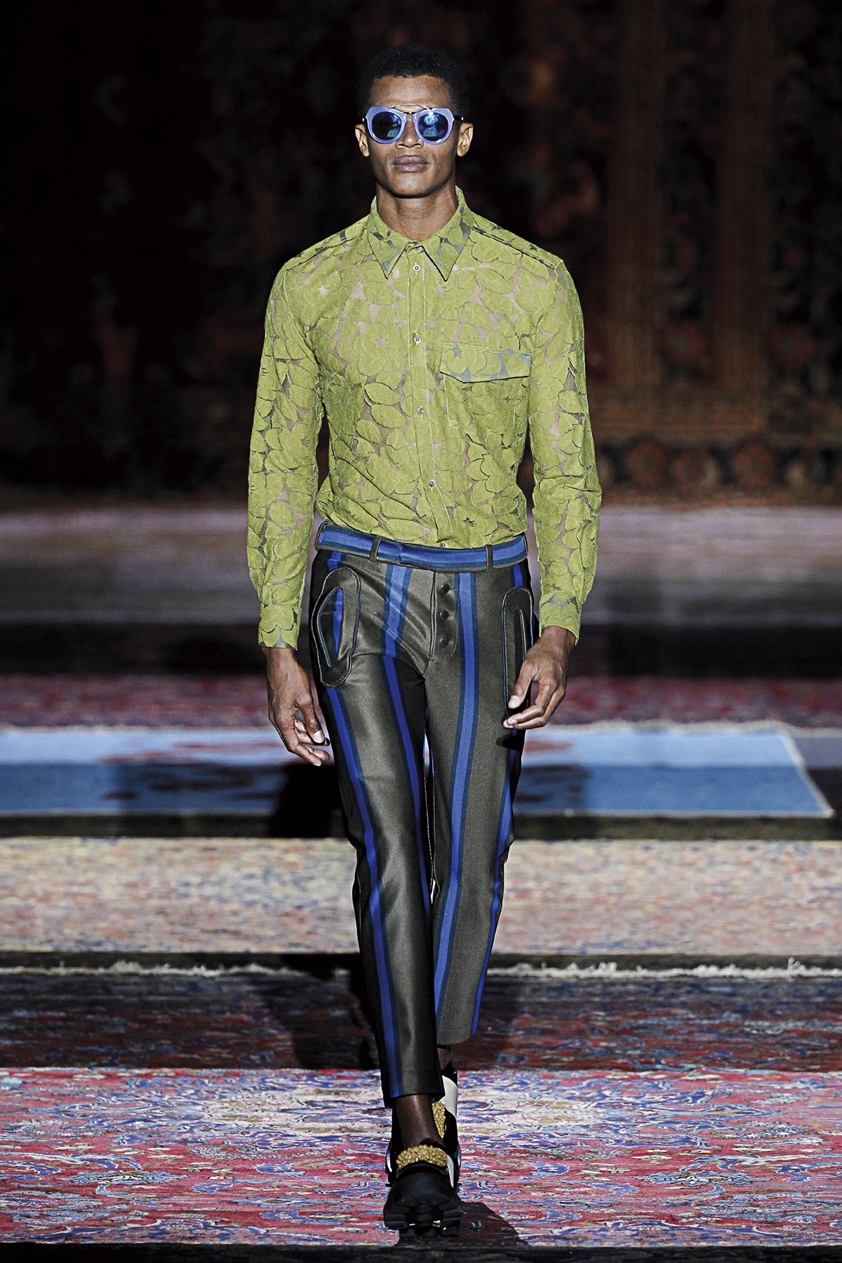 Look 26 de la colección “The Thinker”, colección rimavera verano 2017 de la diseñadora de moda Ana Locking en la Mercedes Benz Fashion Week de Madrid.