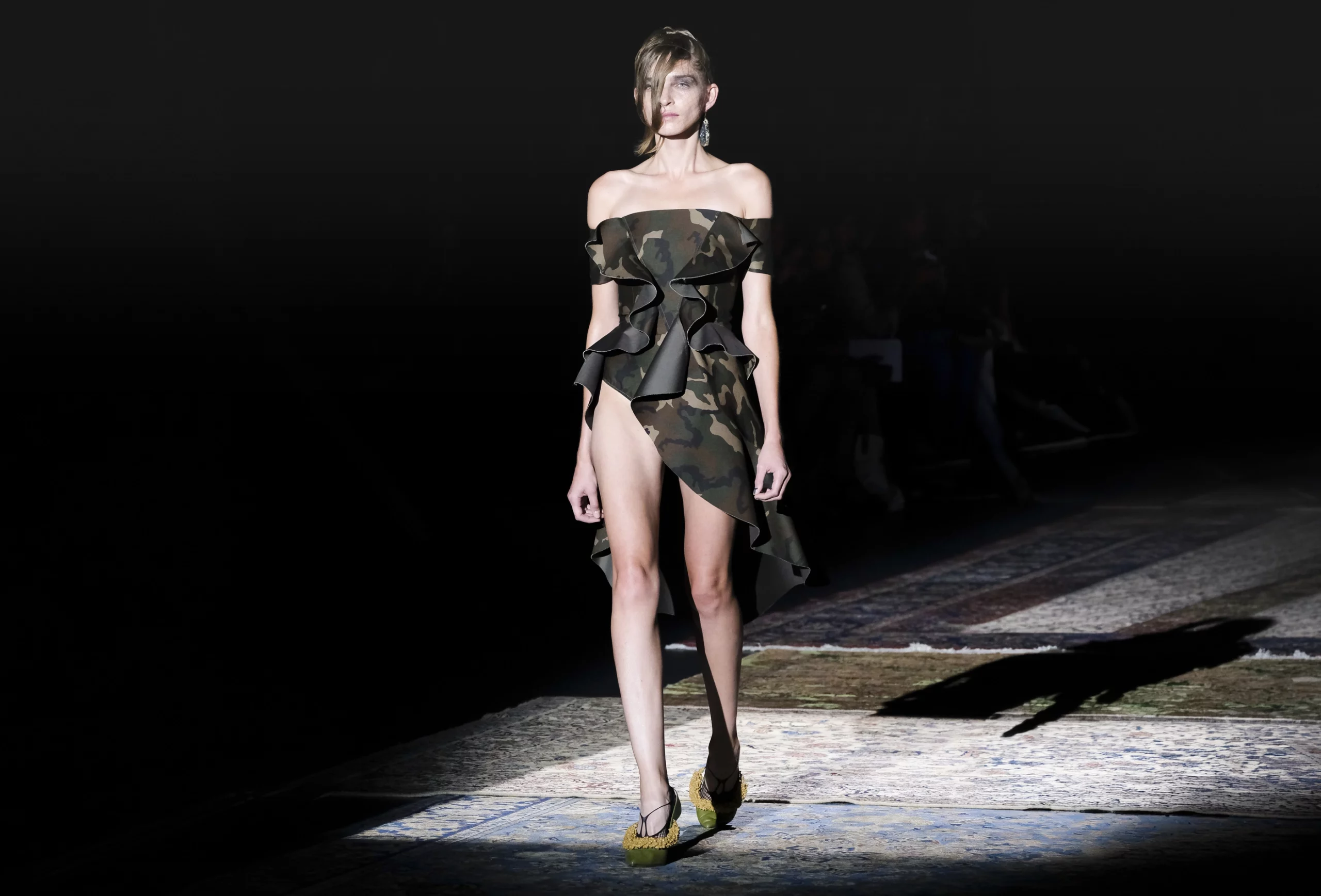 Momento del desfile “The Thinker”, colección primavera verano 2017 de la diseñadora de moda Ana Locking en la Mercedes Benz Fashion Week de Madrid.