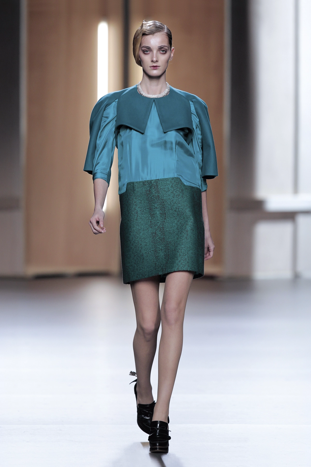 Look 01 de la colección “Time Capsule”, colección otoño invierno 2012-13 de la diseñadora de moda Ana Locking en la Mercedes Benz Fashion Week de Madrid.